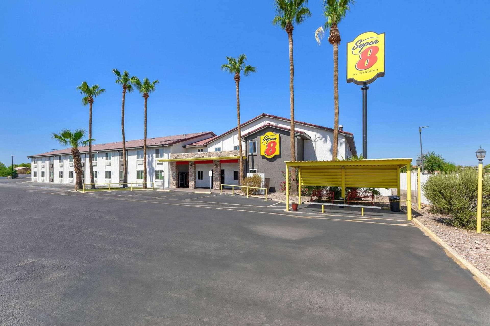 Super 8 by Wyndham Goodyear/Phoenix Area interior in Goodyear, AZ — gallery photo 2