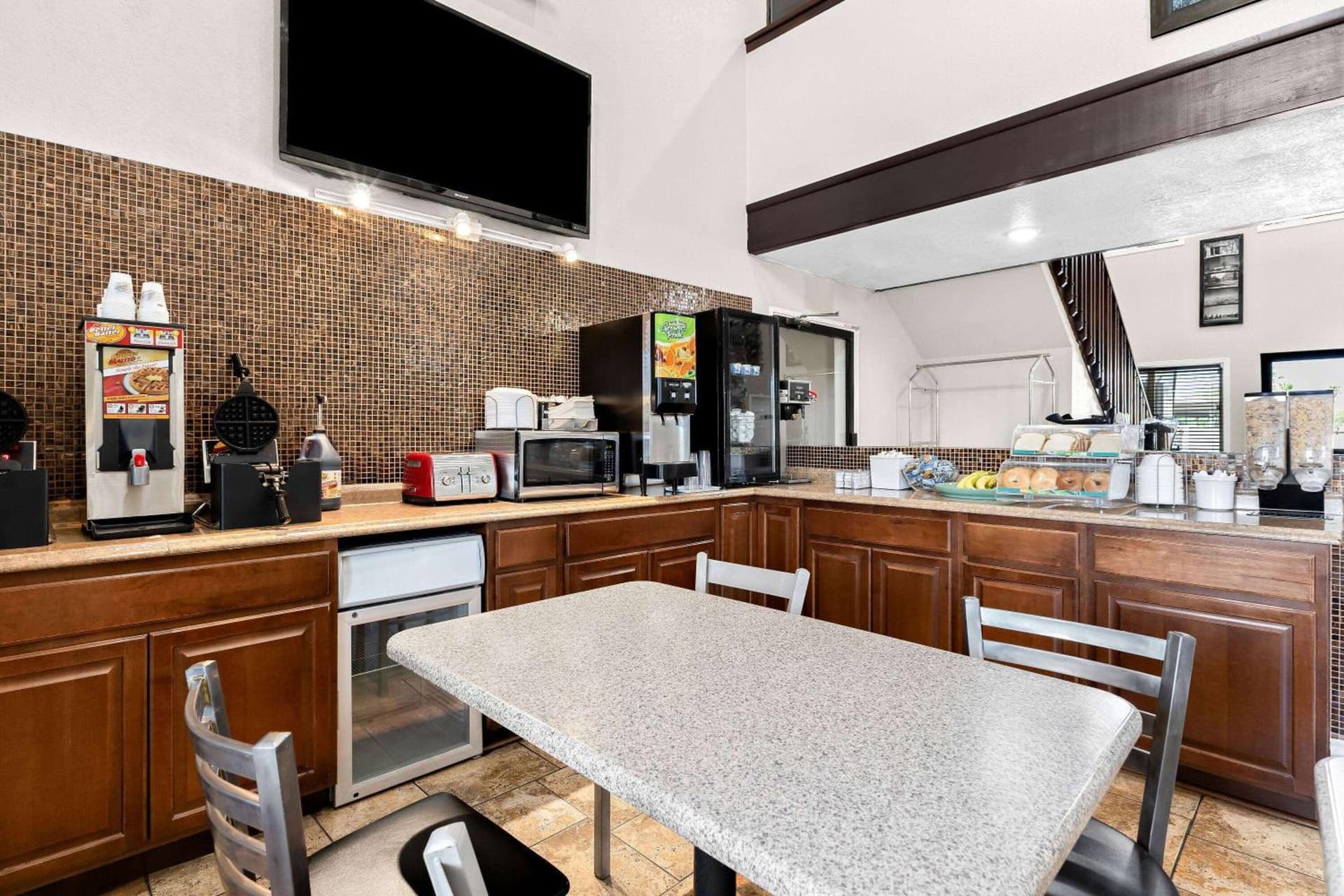 Super 8 by Wyndham Goodyear/Phoenix Area interior in Goodyear, AZ — gallery photo 2