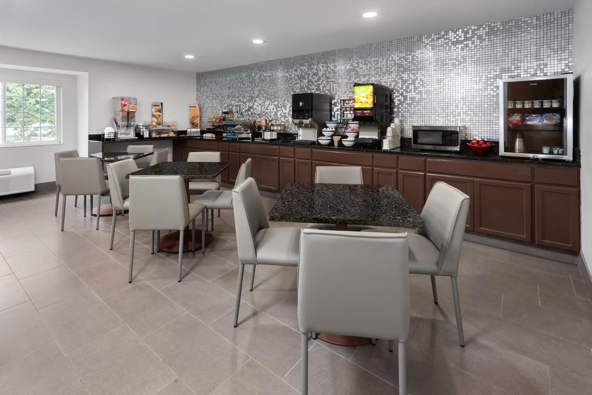 Microtel Inn by Wyndham Janesville gallery photo in Janesville, WI — image 33