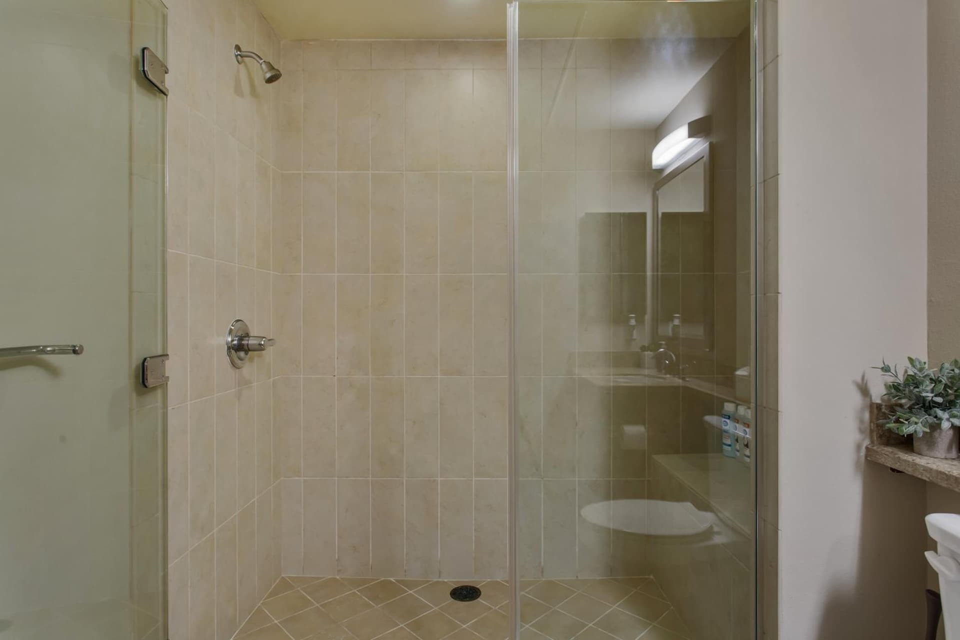Charming 1BD with Pool and Free Parking property views in Los Angeles, CA — gallery photo 3