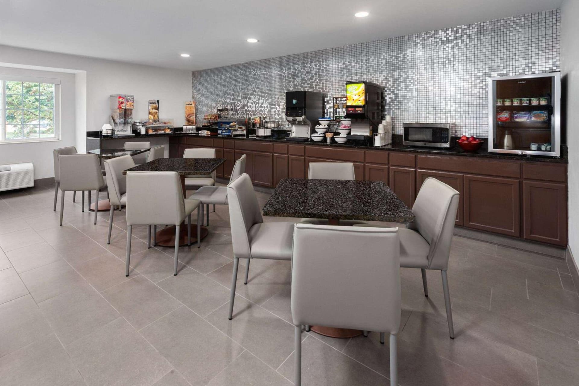Microtel Inn by Wyndham Janesville gallery photo in Janesville, WI — image 18