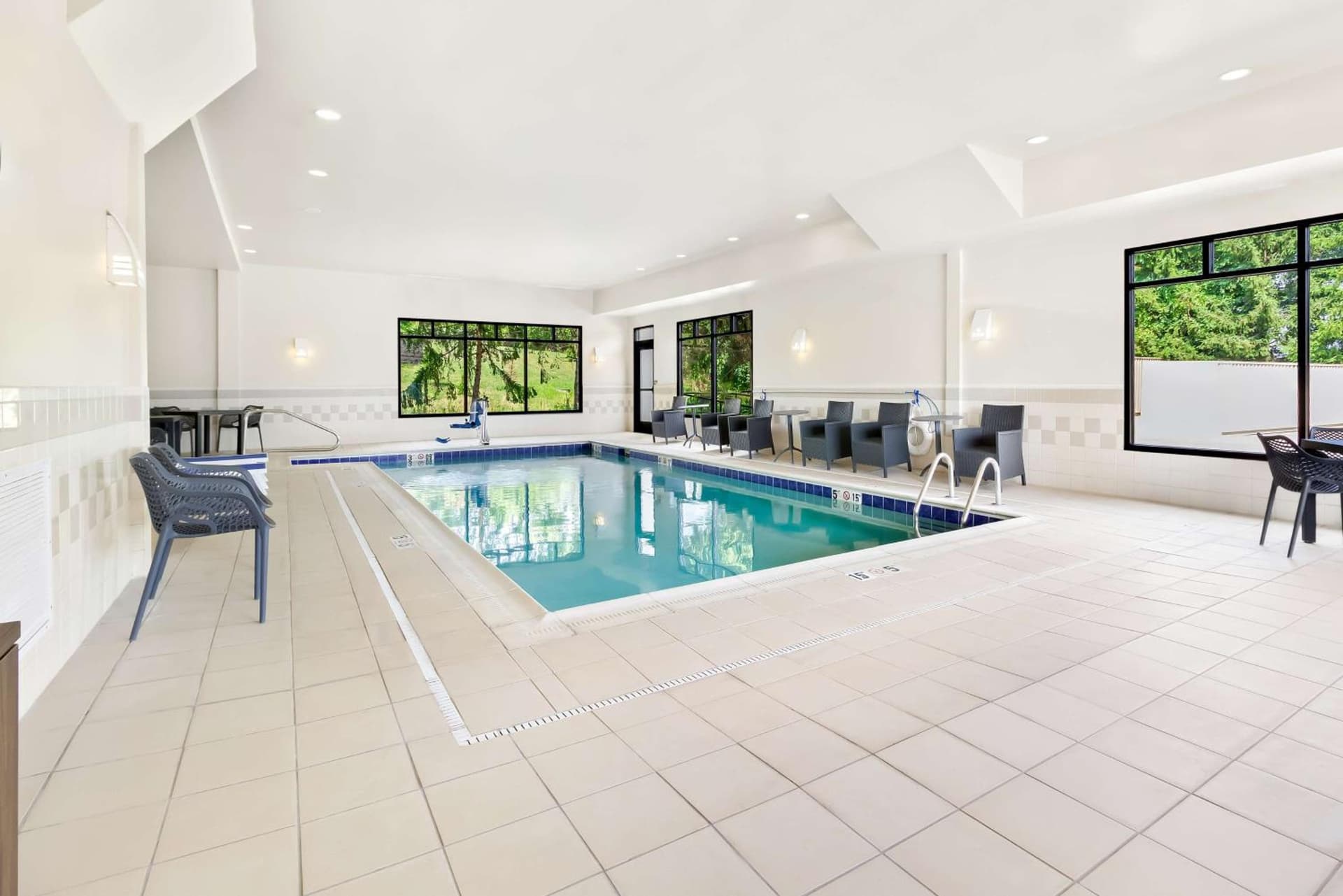 Hampton Inn Washington interior in Washington, PA — gallery photo 2
