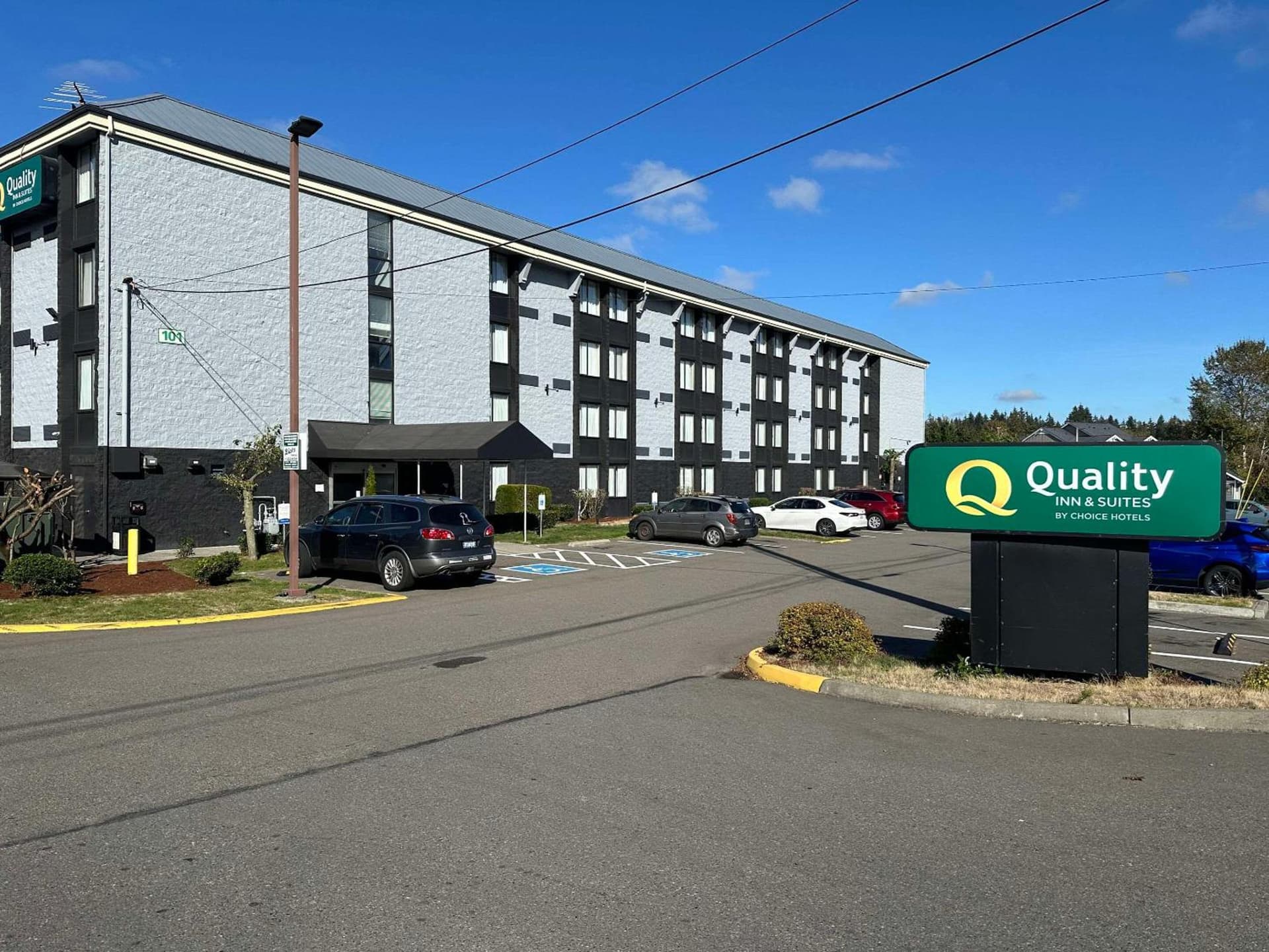 Quality Inn & Suites Everett featured exterior or lobby in Everett, WA — similar hotel