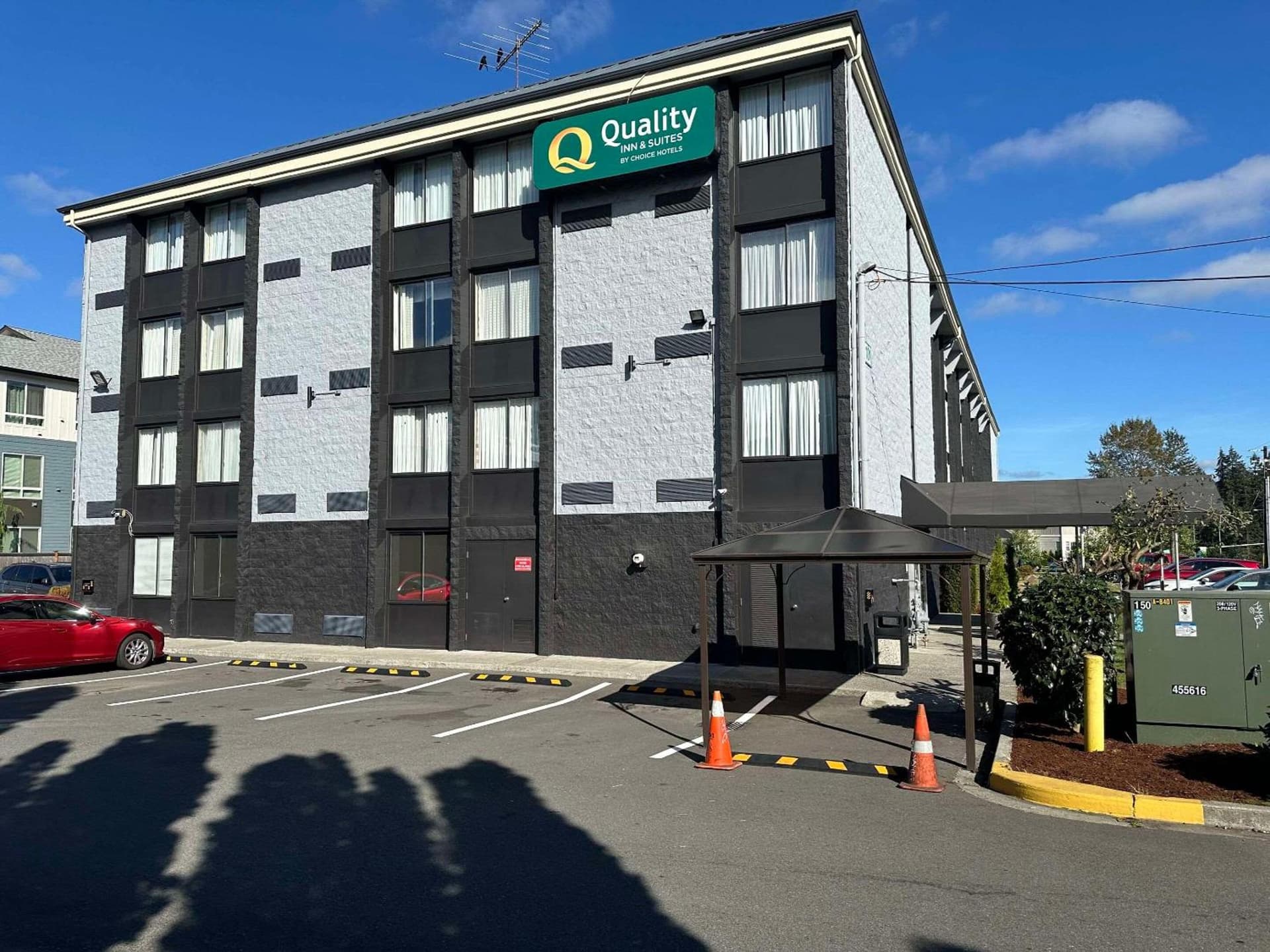 Quality Inn & Suites Everett interior in Everett, WA — gallery photo 2