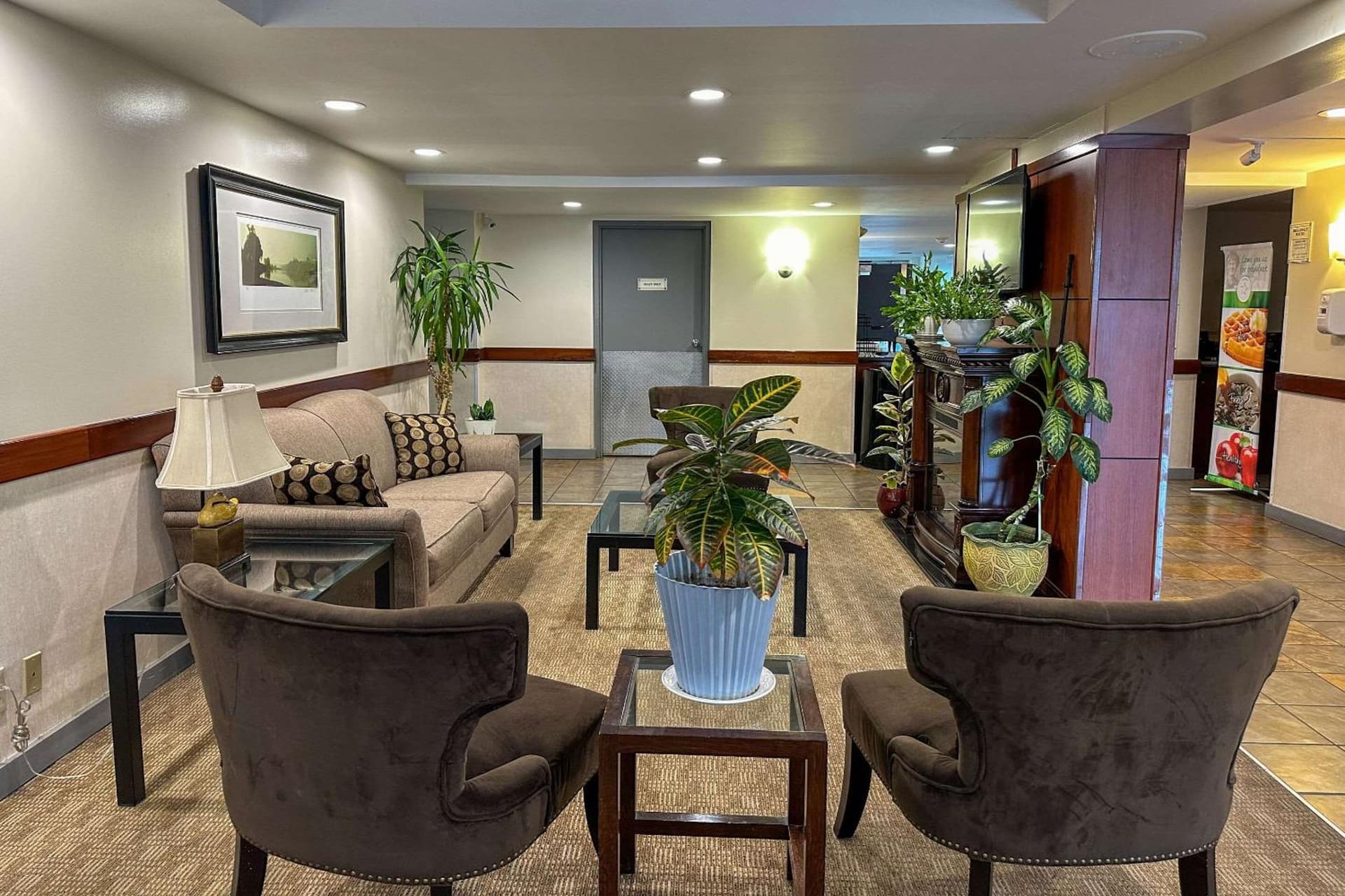 Quality Inn & Suites Everett interior in Everett, WA — gallery photo 2