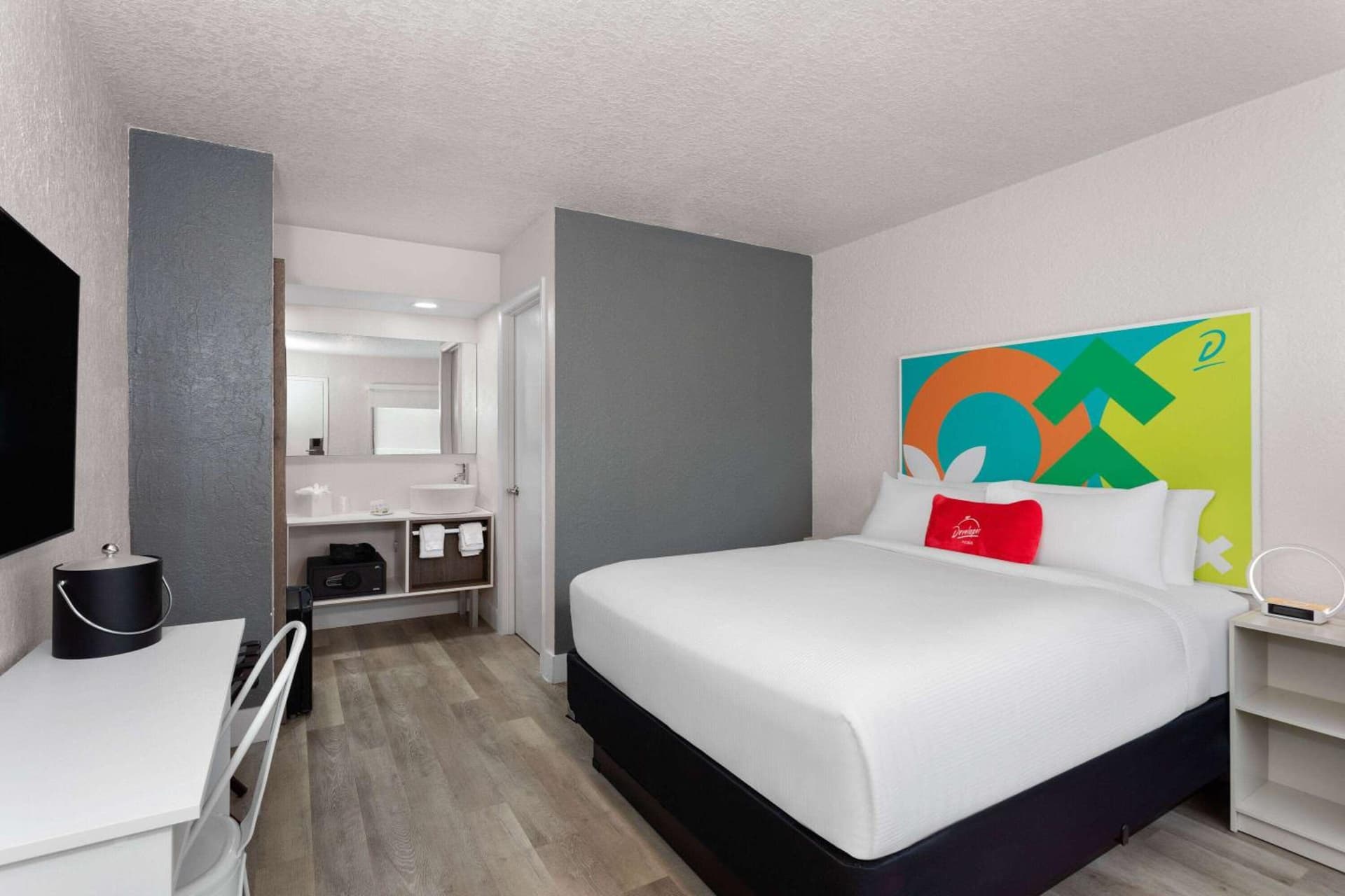 Travelodge by Wyndham Orlando Lake Buena Vista South property views in Kissimmee, FL — gallery photo 3