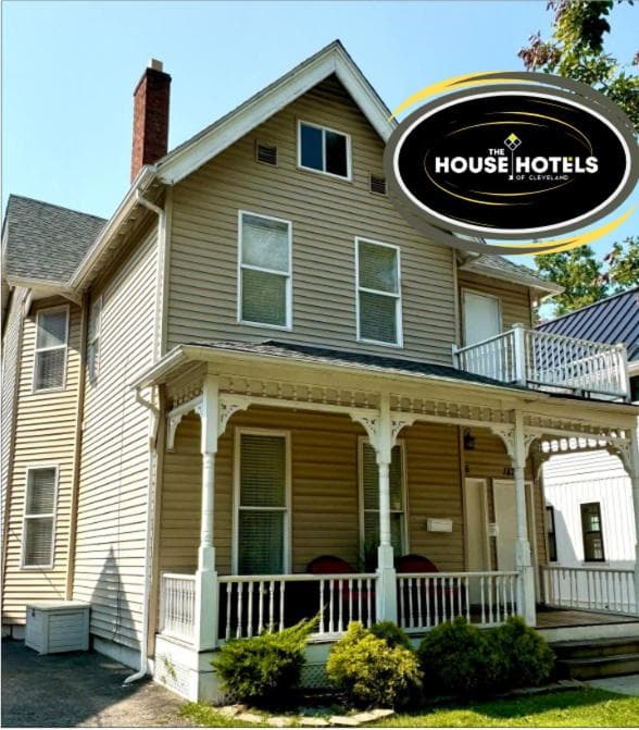 The House Hotels - Huge Ohio City District Home - 5 Minutes from Downtown - W45th2 Lower property views in Cleveland, OH — gallery photo 3