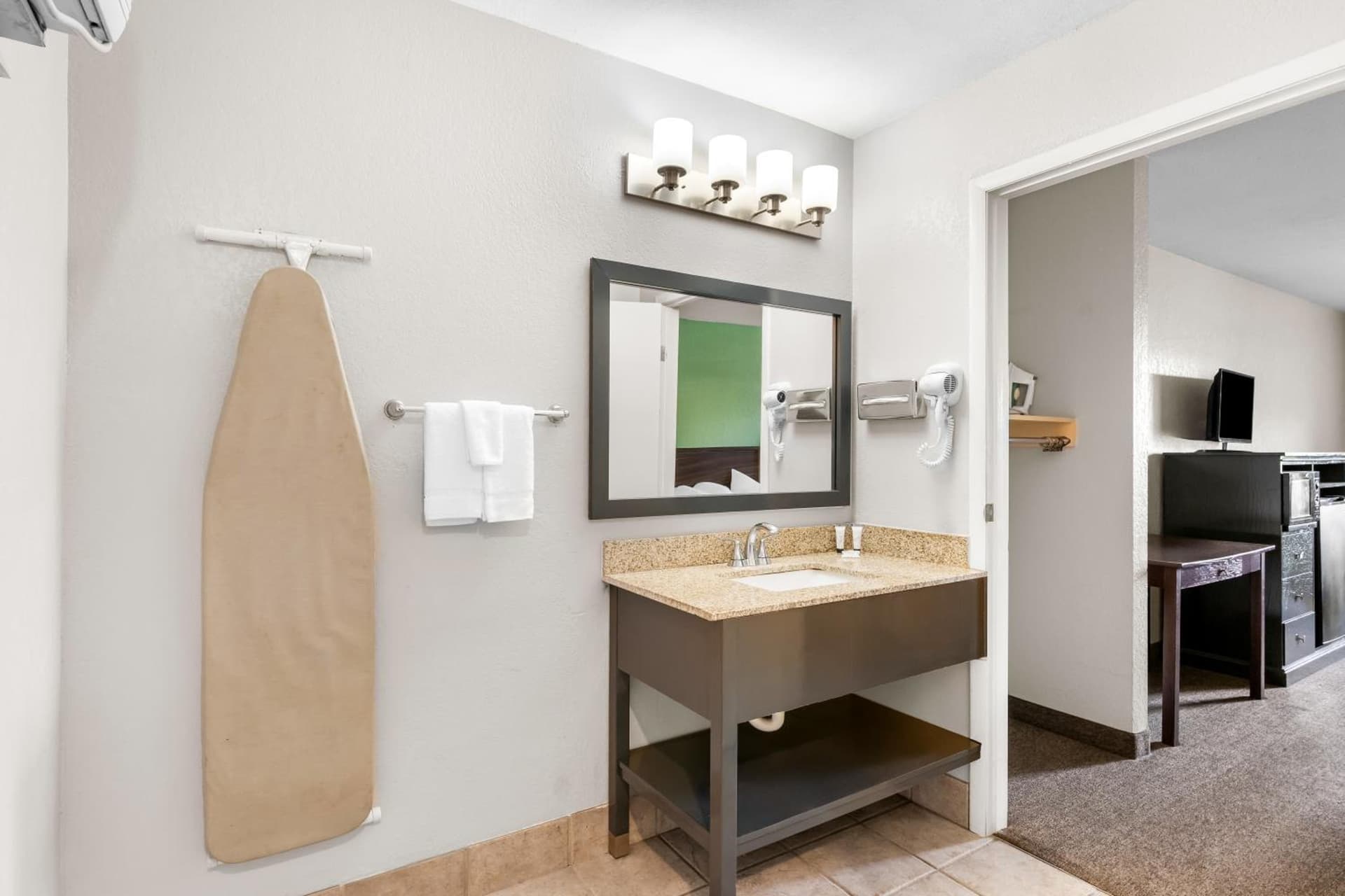 Americas Best Value Inn Yakima property views in Union Gap, WA — gallery photo 3
