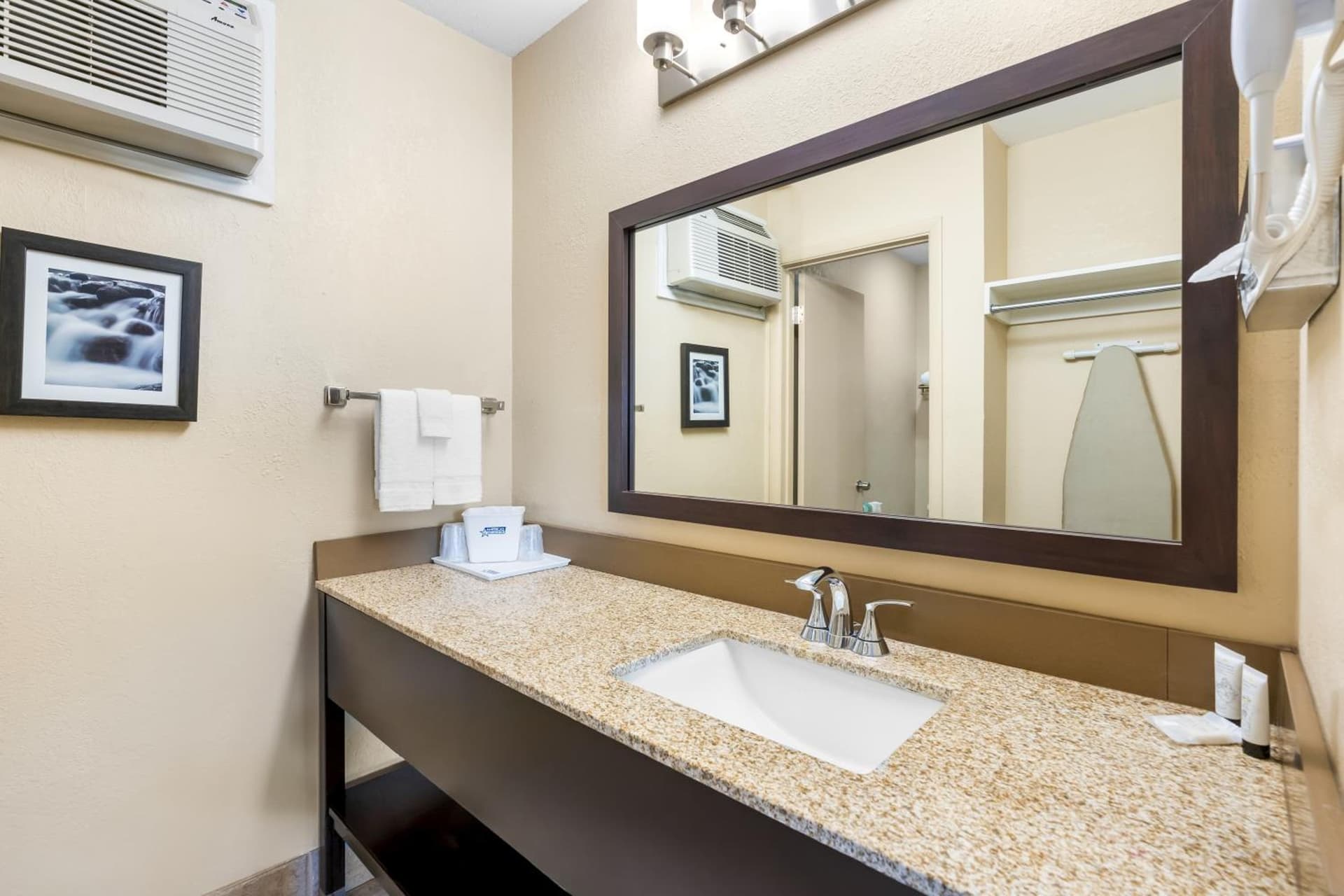Americas Best Value Inn Yakima gallery photo in Union Gap, WA — image 7