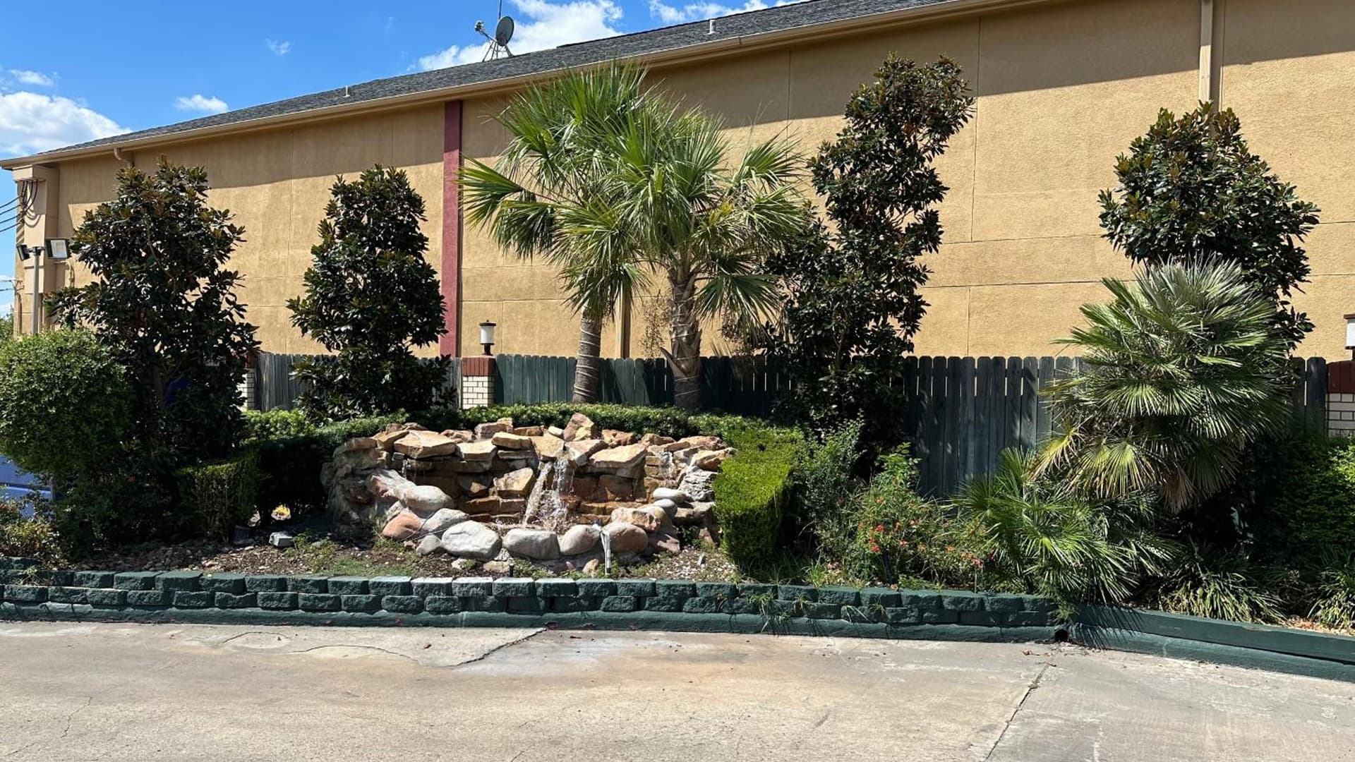 Palace Inn I-45 & Bellfort property views in Houston, TX — gallery photo 3