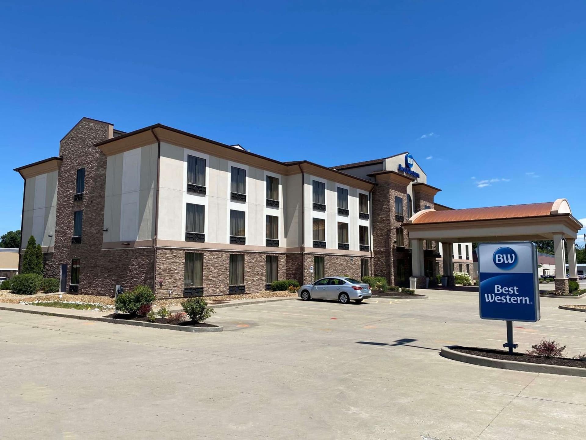 Best Western St. Louis Airport North Hotel & Suites interior in Hazelwood, MO — gallery photo 2
