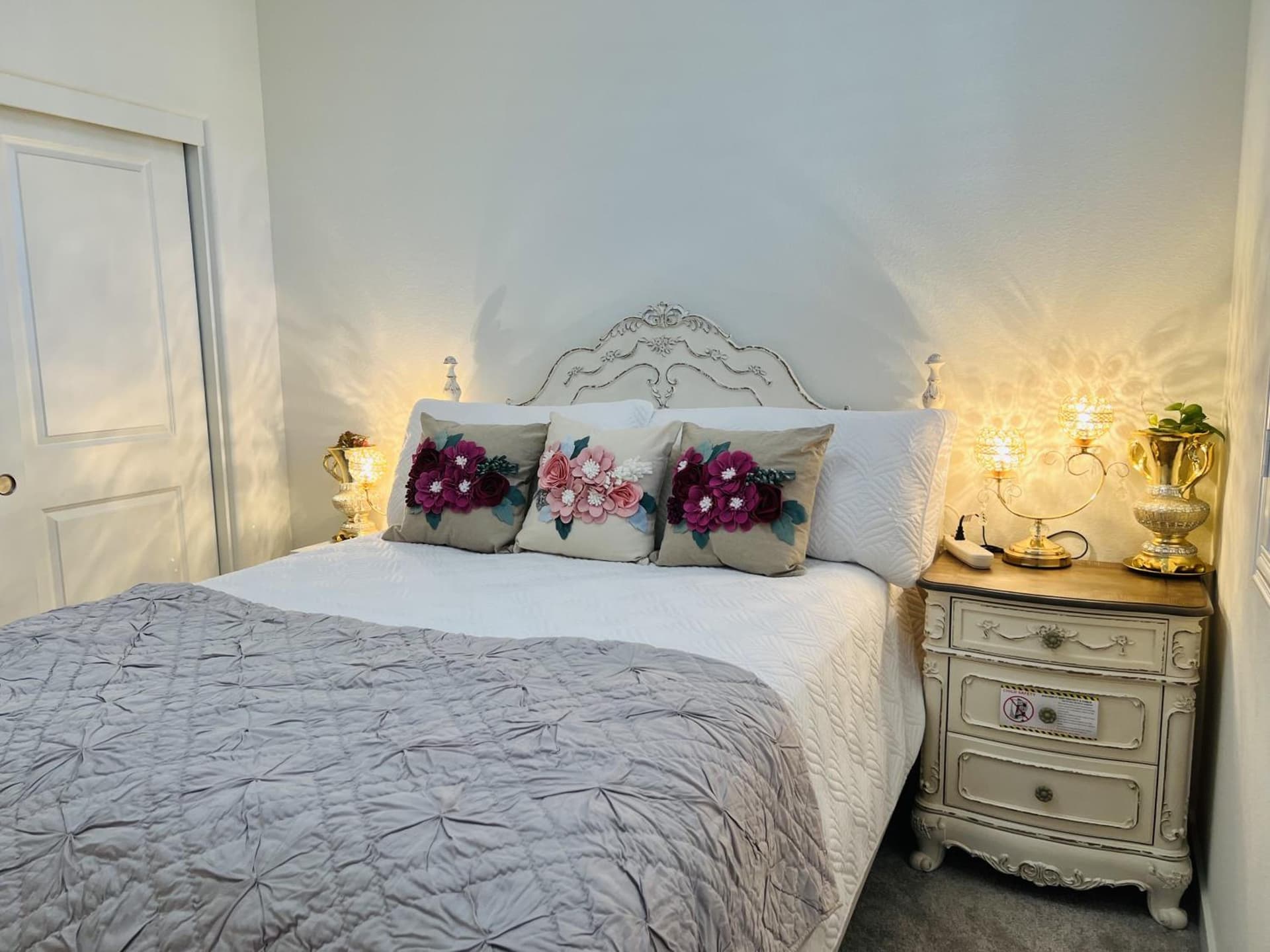 Beautiful Queen Bedroom with WiFi in Elk Grove interior in Elk Grove, CA — gallery photo 2