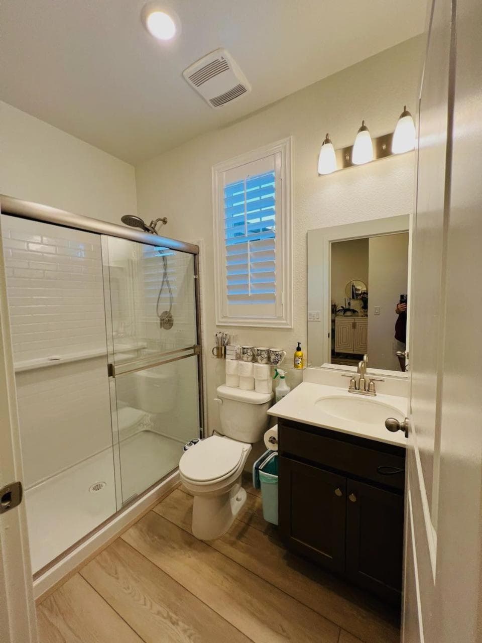 Beautiful Queen Bedroom with WiFi in Elk Grove property views in Elk Grove, CA — gallery photo 3