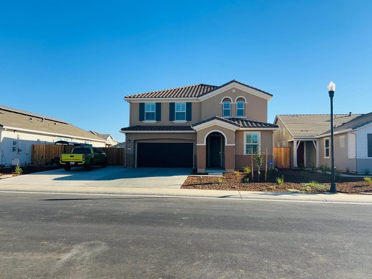 Beautiful Queen Bedroom with WiFi in Elk Grove property views in Elk Grove, CA — gallery photo 3