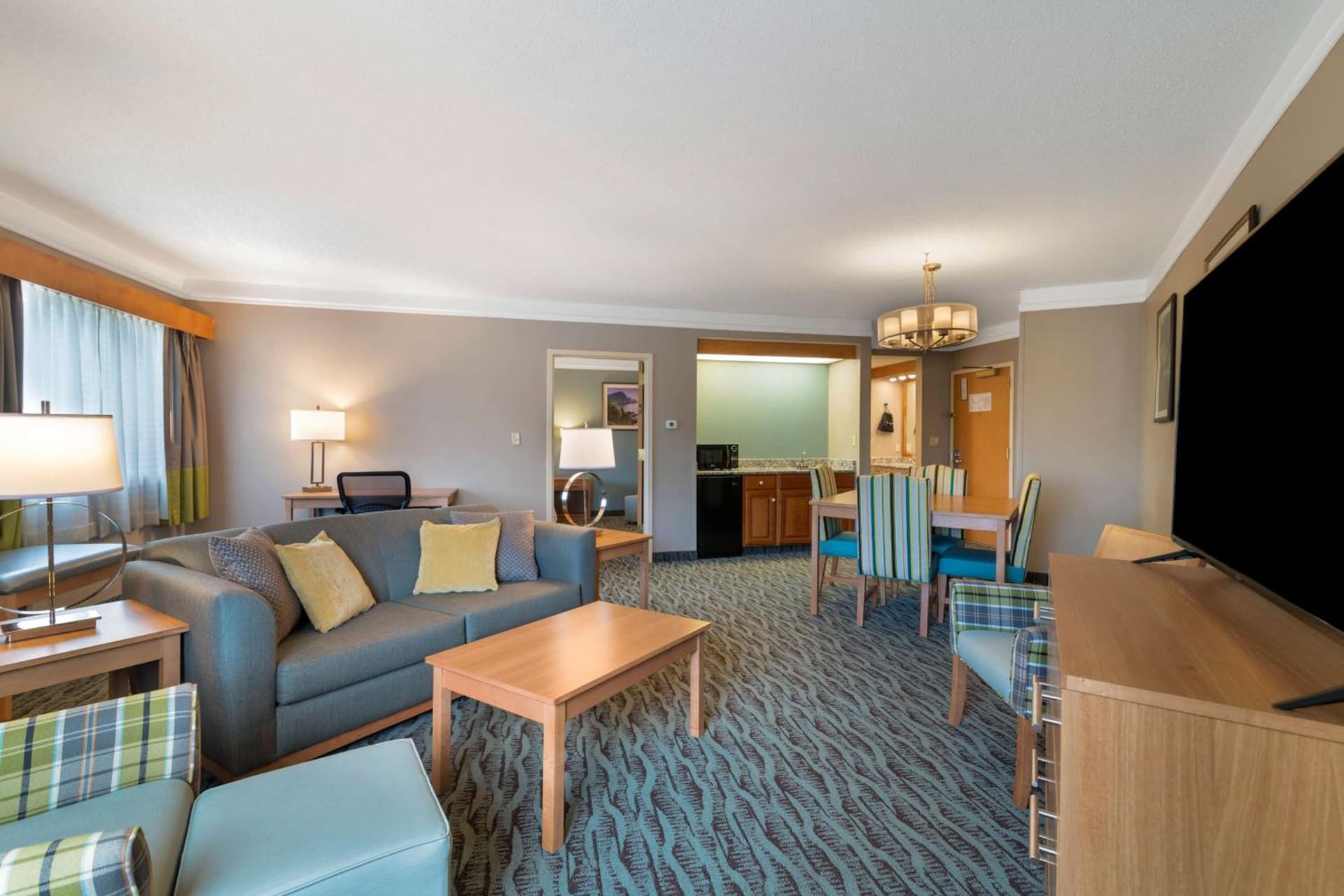 Best Western PLUS Executive Court Inn & Conference Center interior in Manchester, NH — gallery photo 2