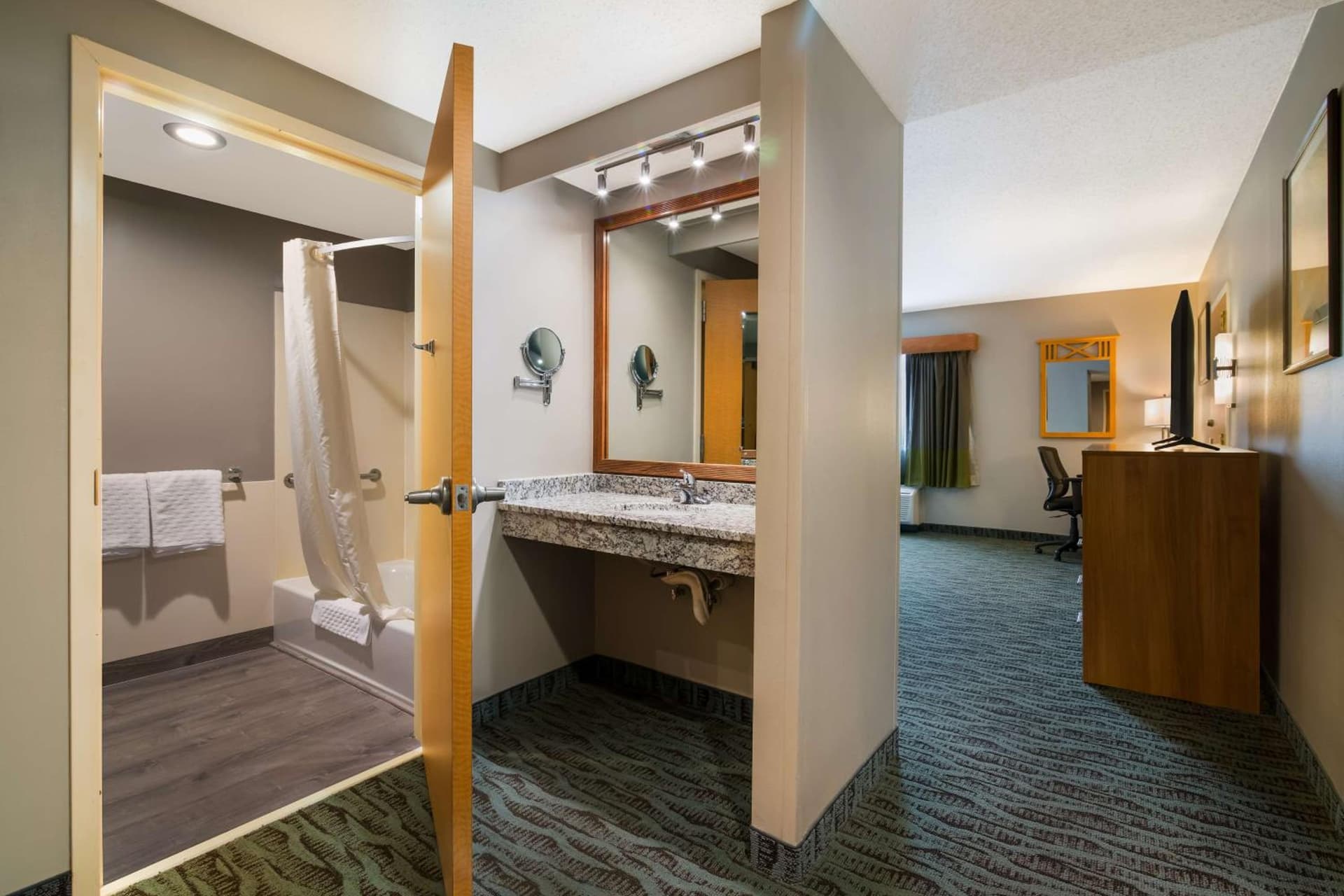 Best Western PLUS Executive Court Inn & Conference Center gallery photo in Manchester, NH — image 10