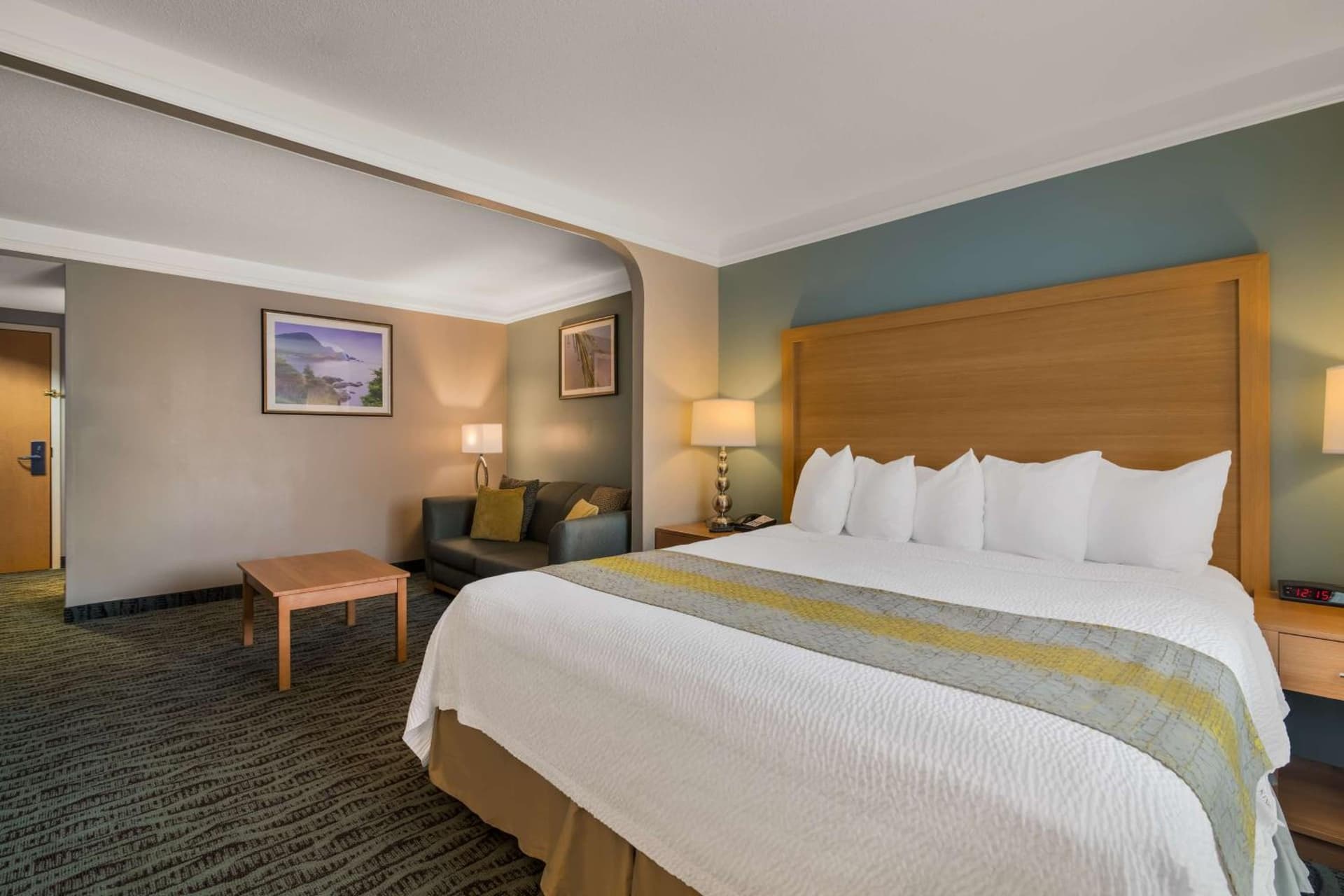 Best Western PLUS Executive Court Inn & Conference Center interior in Manchester, NH — gallery photo 2