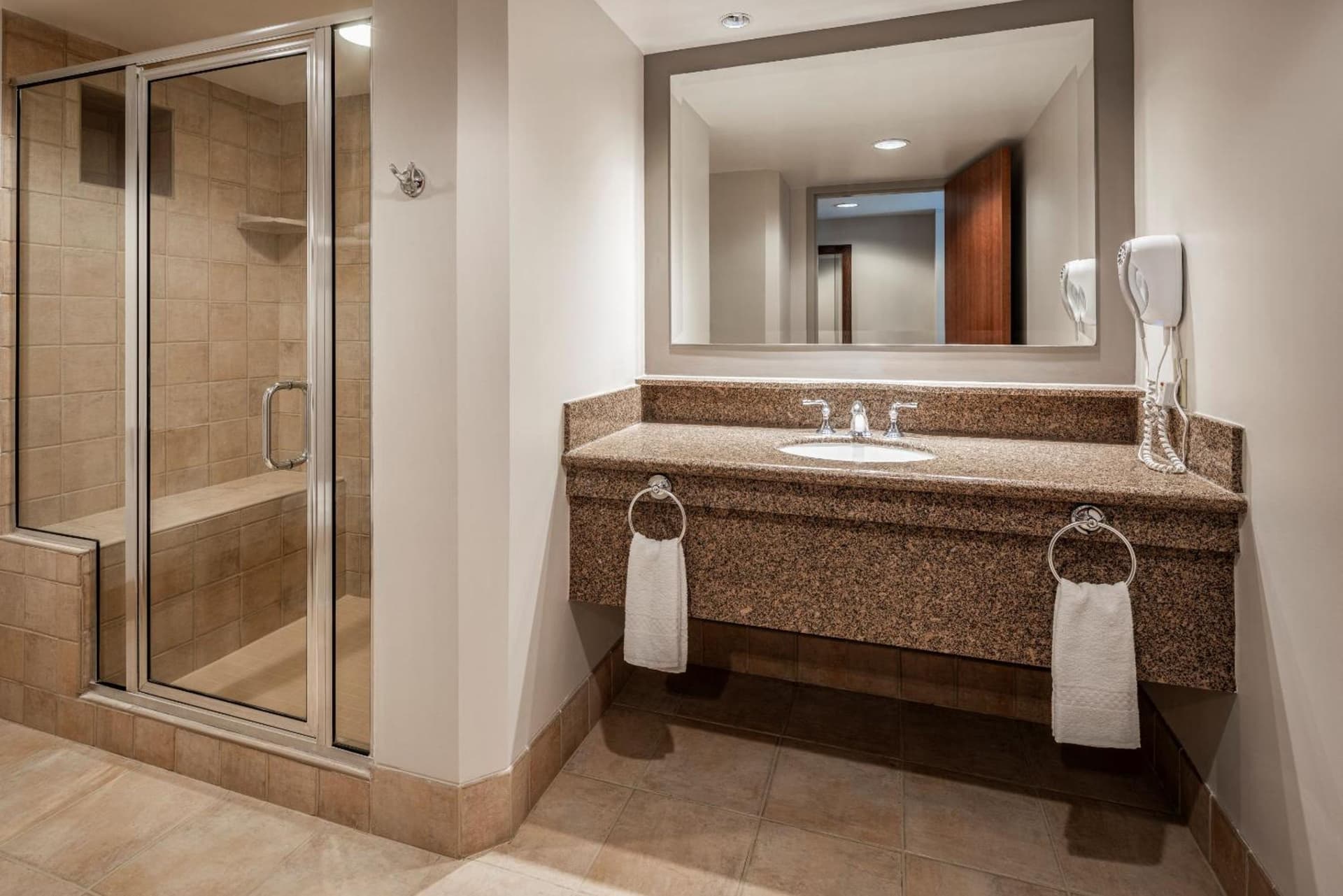 Isle Casino Hotel Waterloo, A Caesars Destination gallery photo in Waterloo, IA — image 4