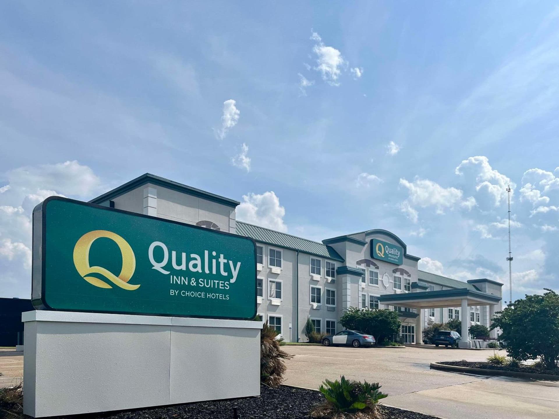 Quality Inn & Suites West Monroe featured exterior or lobby in West Monroe, LA — similar hotel