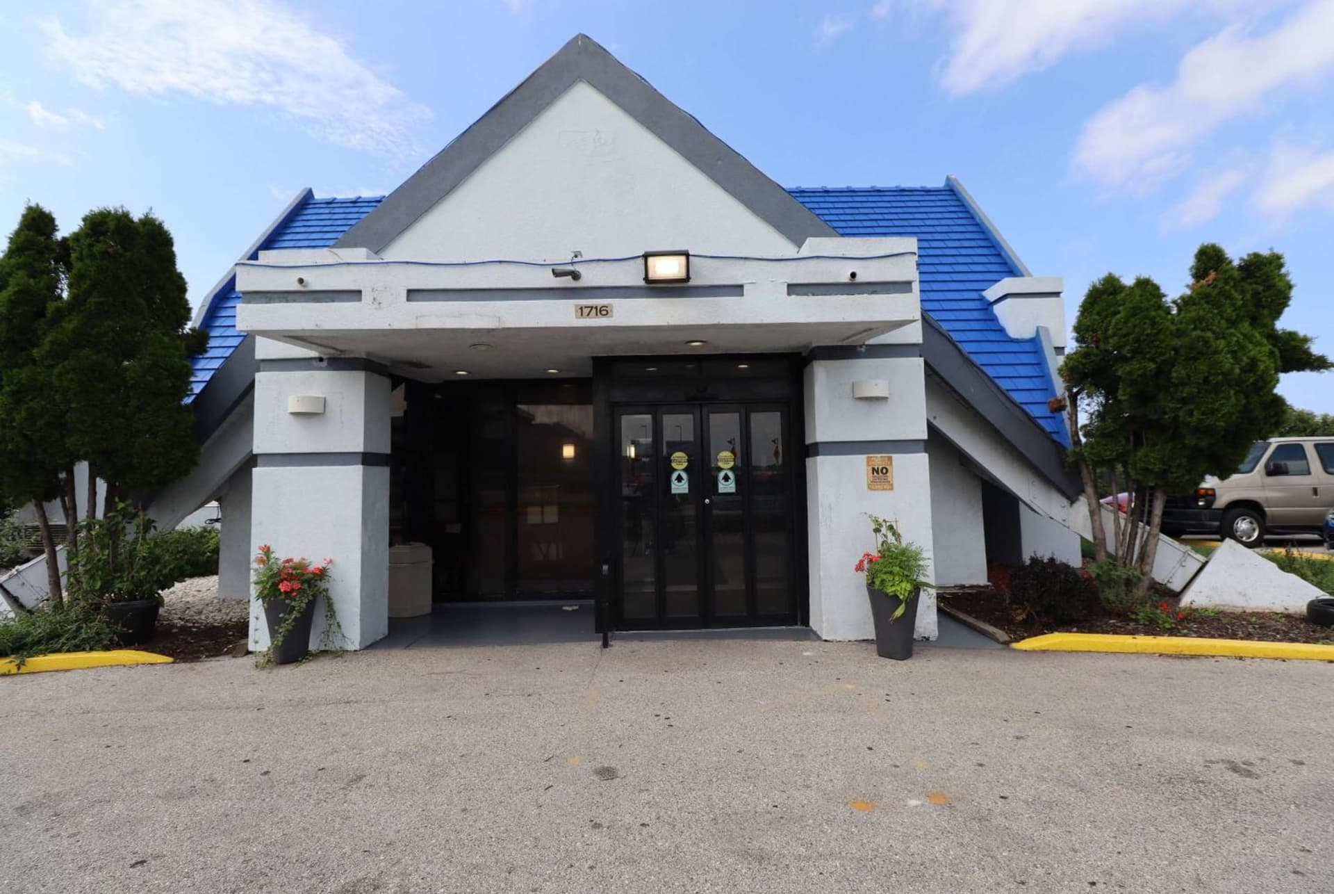 Travelodge by Wyndham Milwaukee featured exterior or lobby in Milwaukee, WI — similar hotel
