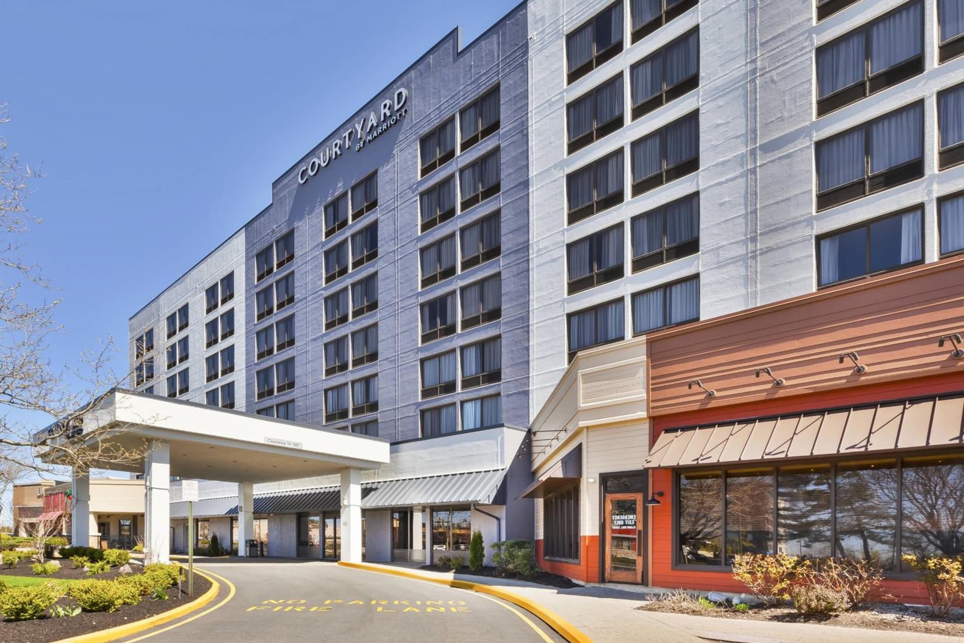 Courtyard by Marriott Secaucus Meadowlands interior in Secaucus, NJ — gallery photo 2