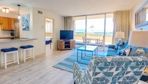 Maui Tropical Sunset at Royal Kahana Resort interior in Kahana — gallery photo 2