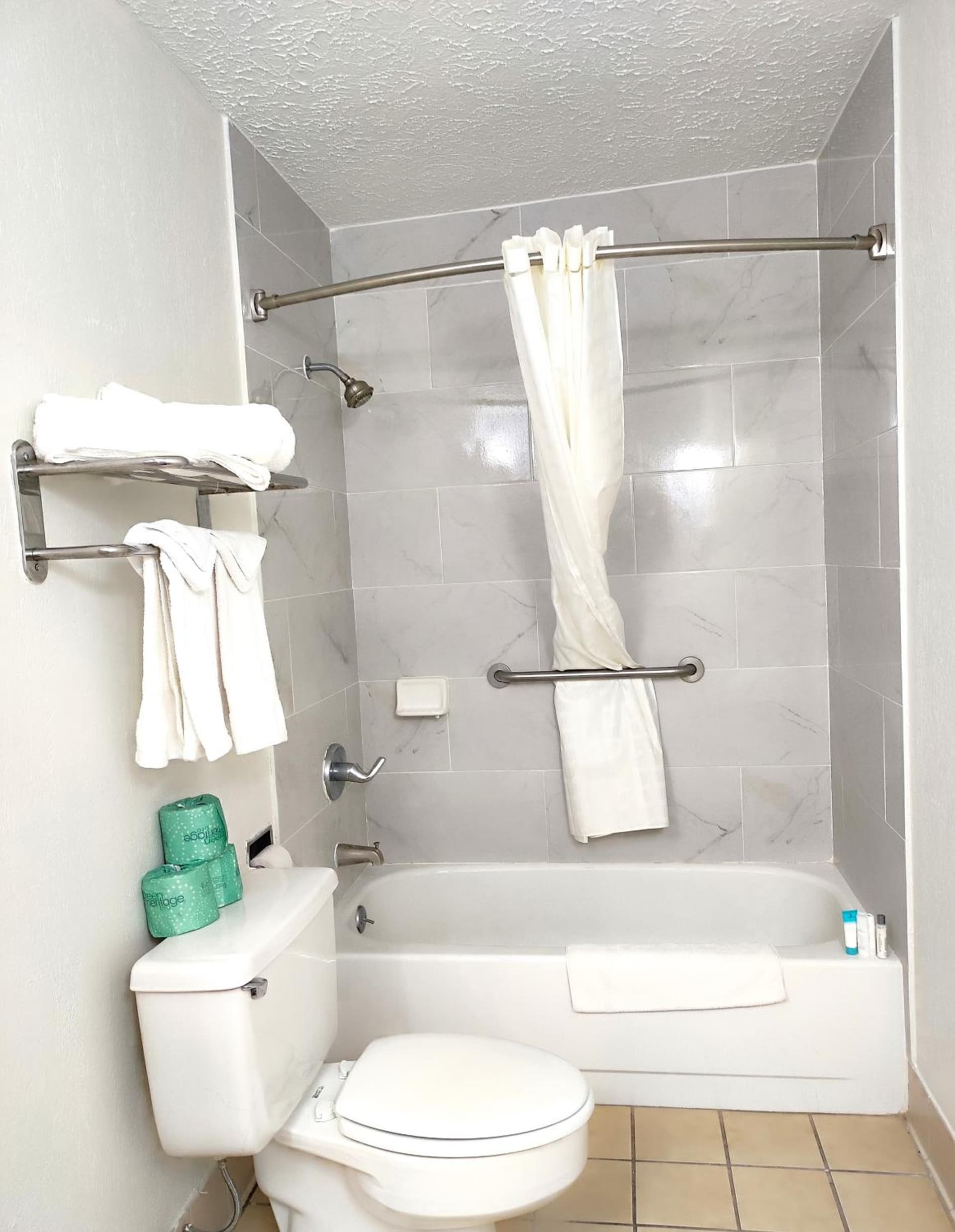 Travelodge by Wyndham Indianapolis Speedway gallery photo in Indianapolis, IN — image 25