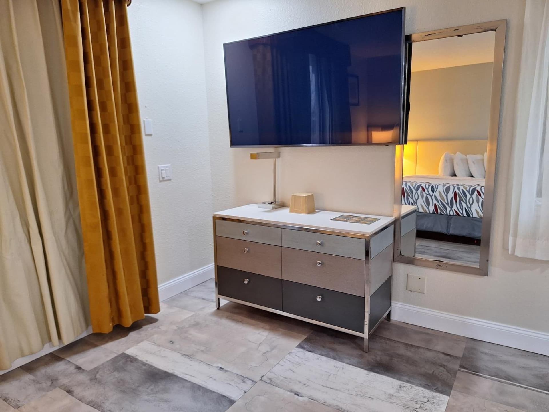 Travelodge by Wyndham Indianapolis Speedway property views in Indianapolis, IN — gallery photo 3