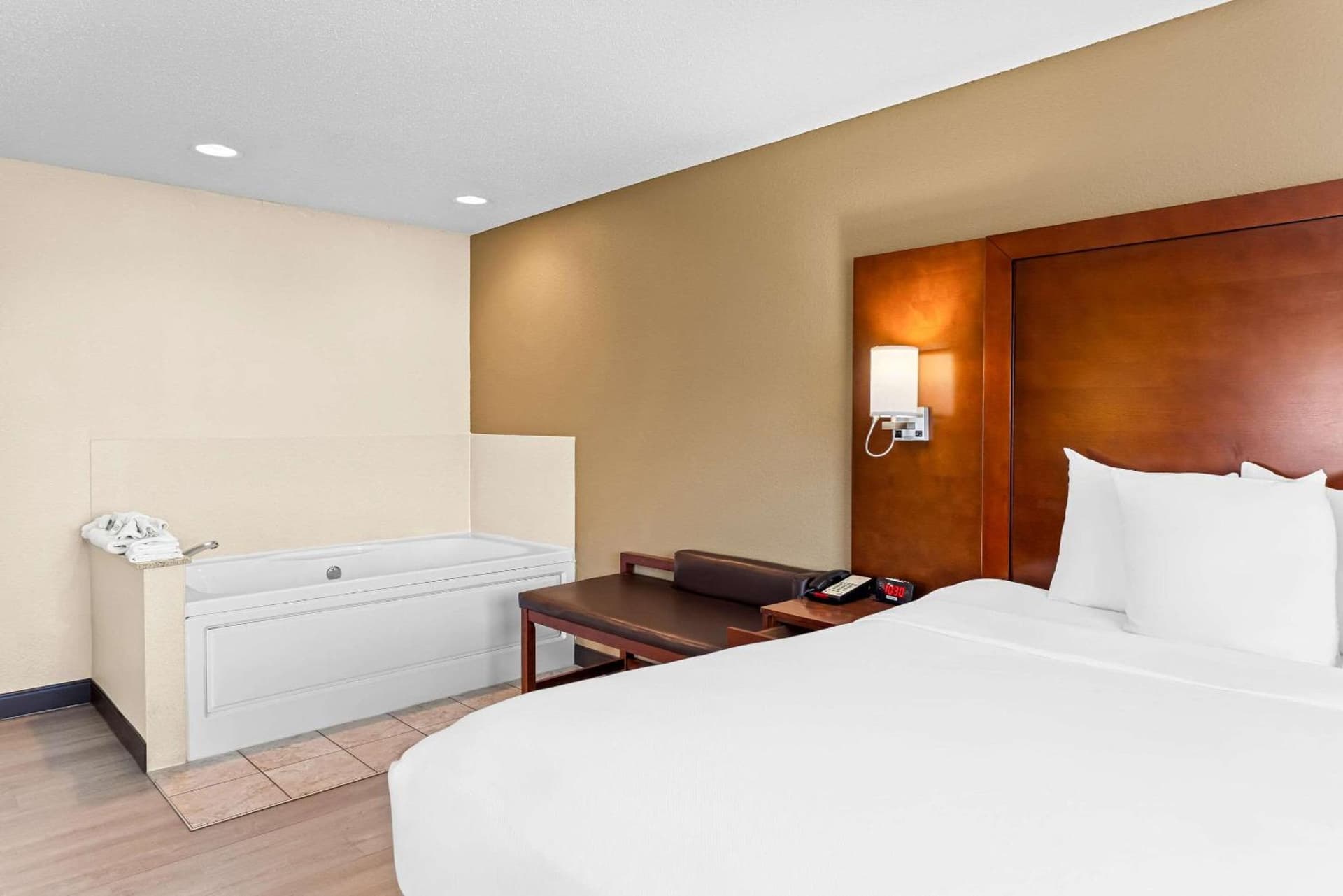 Comfort Suites Grayslake near Libertyville North gallery photo in Grayslake, IL — image 4