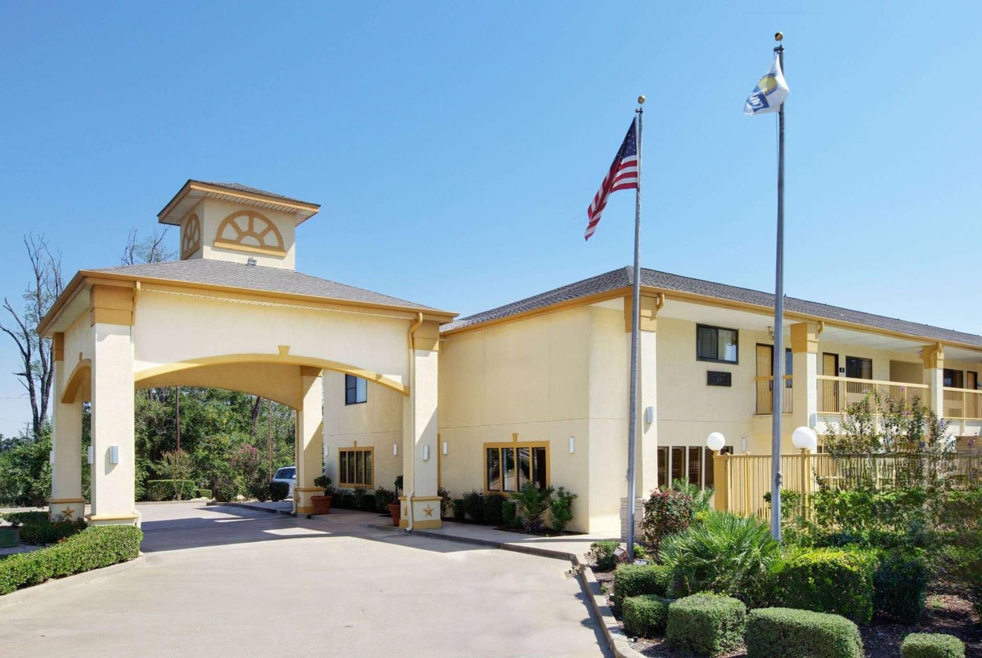 Hotel Blue Fairfield TX interior in Fairfield, TX — gallery photo 2