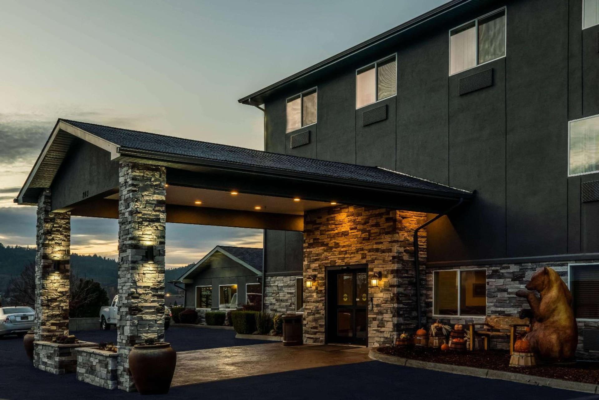 La Quinta by Wyndham Grants Pass interior in Grants Pass, OR — gallery photo 2
