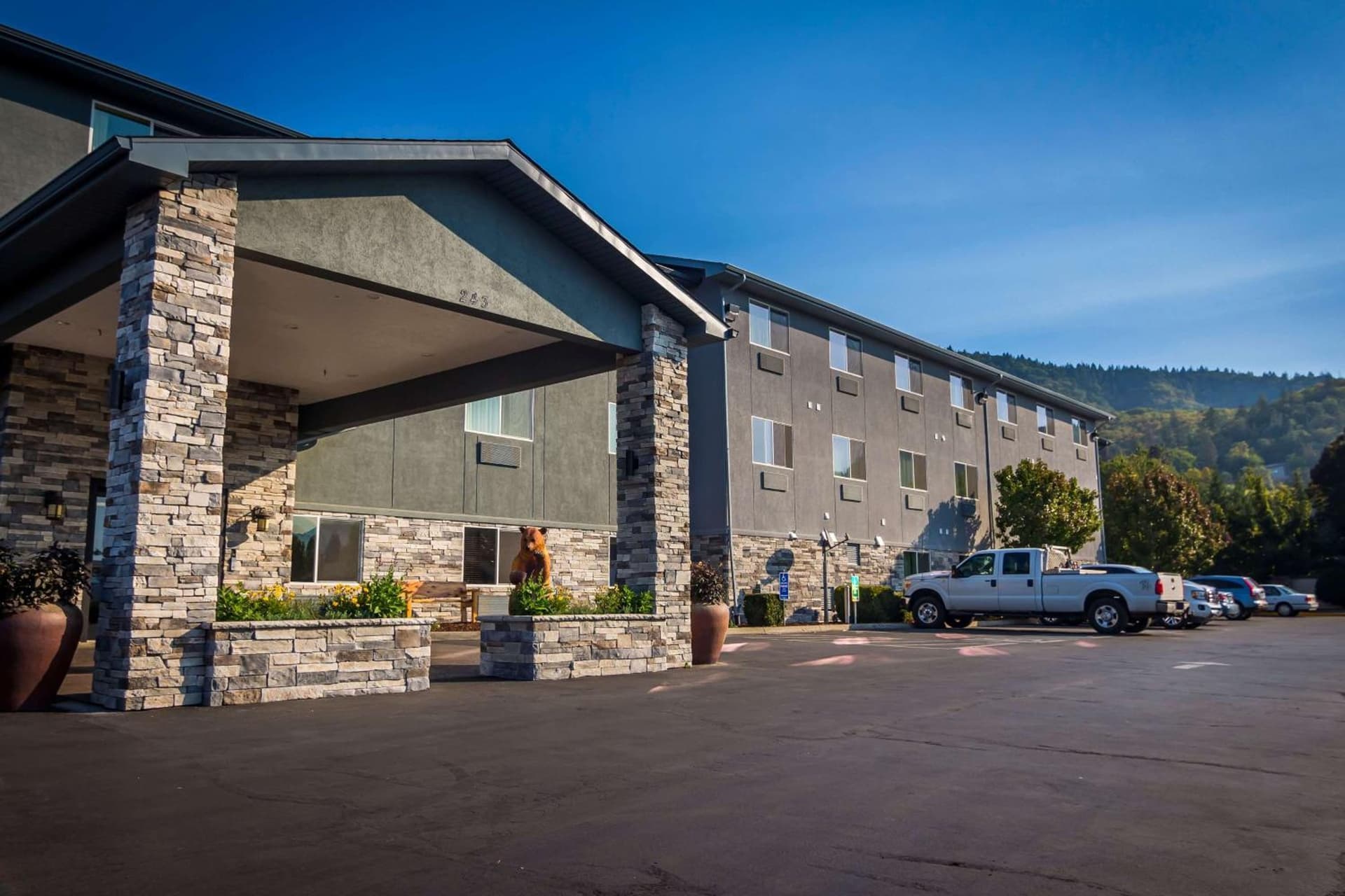 La Quinta by Wyndham Grants Pass featured exterior or lobby in Grants Pass, OR — similar hotel