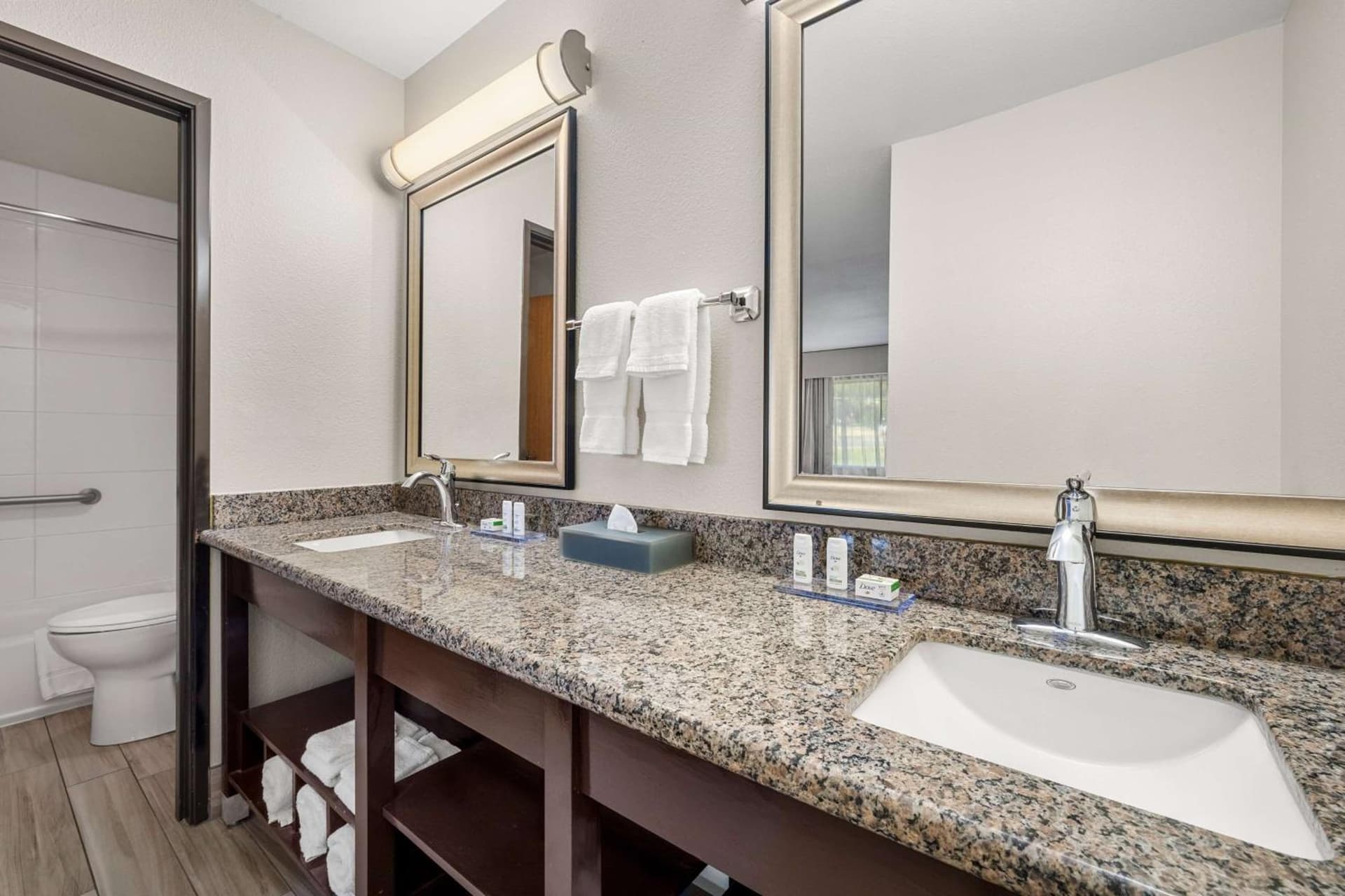 La Quinta by Wyndham Grants Pass interior in Grants Pass, OR — gallery photo 2