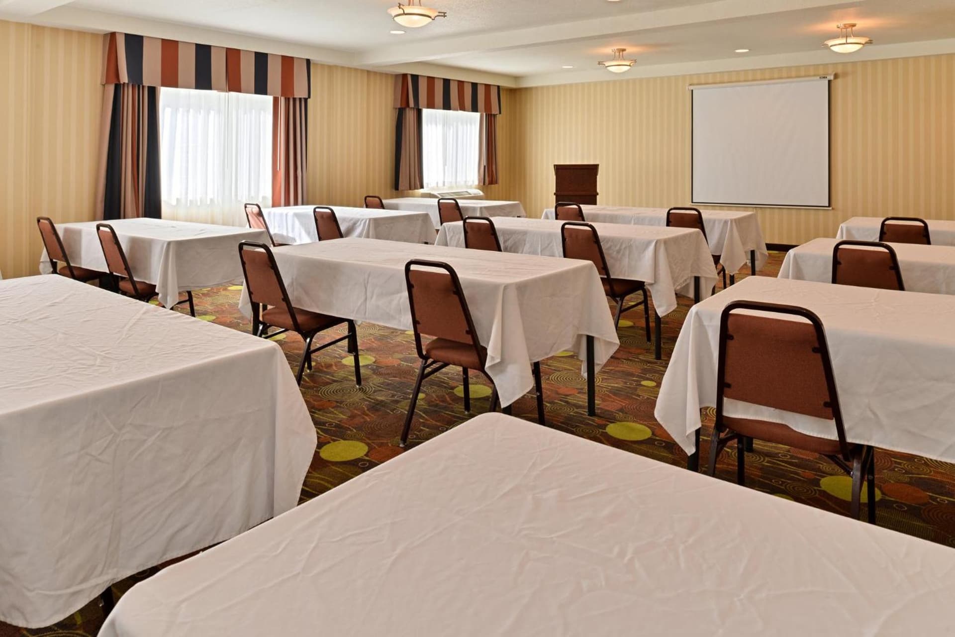 Holiday Inn Express Portland South - Lake Oswego by IHG gallery photo in Lake Oswego, OR — image 54