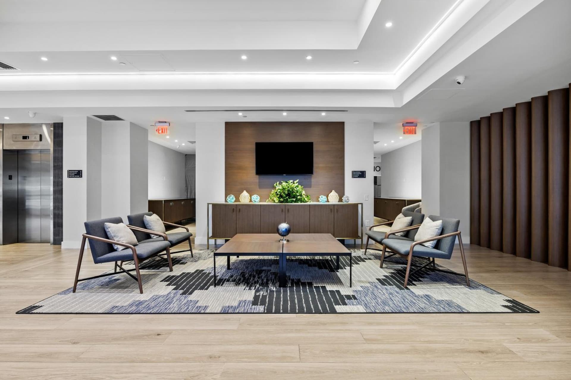 DoubleTree by Hilton New York JFK Airport interior in Queens, NY — gallery photo 2