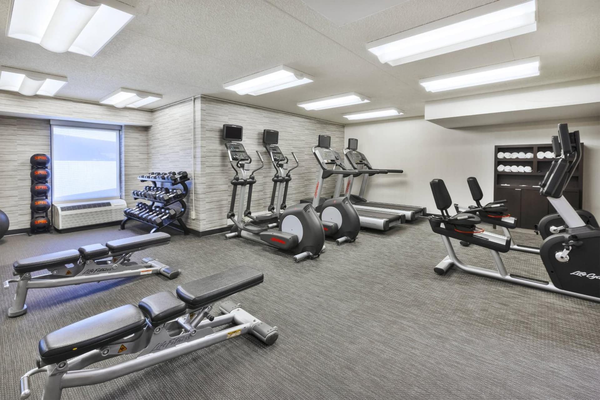 Courtyard by Marriott Secaucus Meadowlands interior in Secaucus, NJ — gallery photo 2
