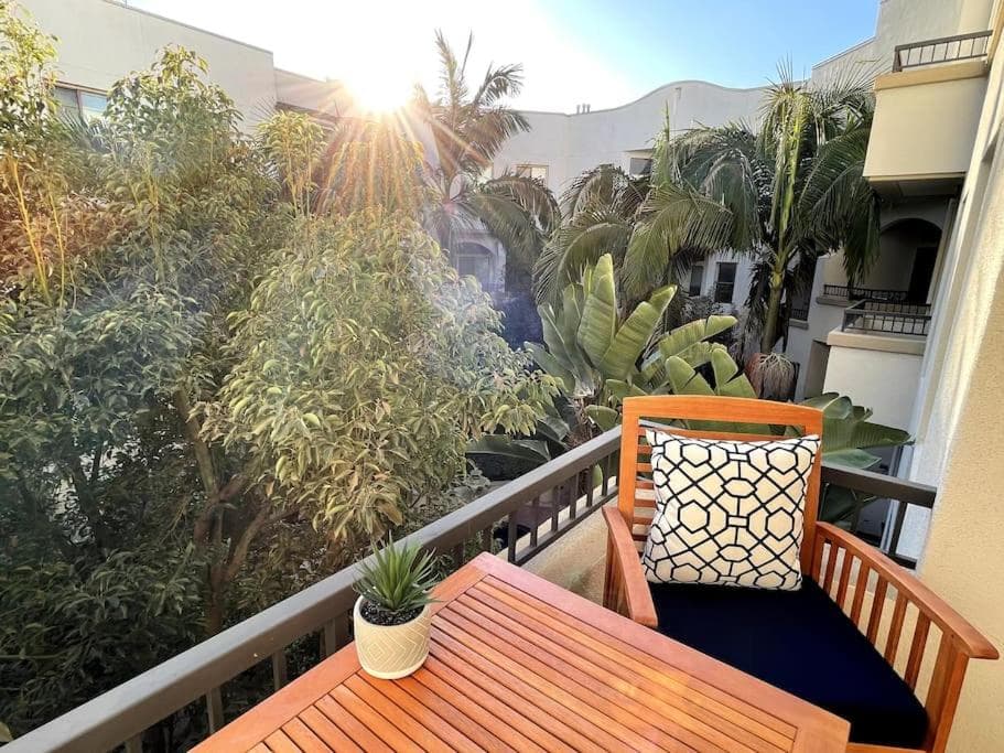 Cozy 2 Bedroom 2 Bathroom Condo with Pool, Gym, Spa interior in Los Angeles, CA — gallery photo 2