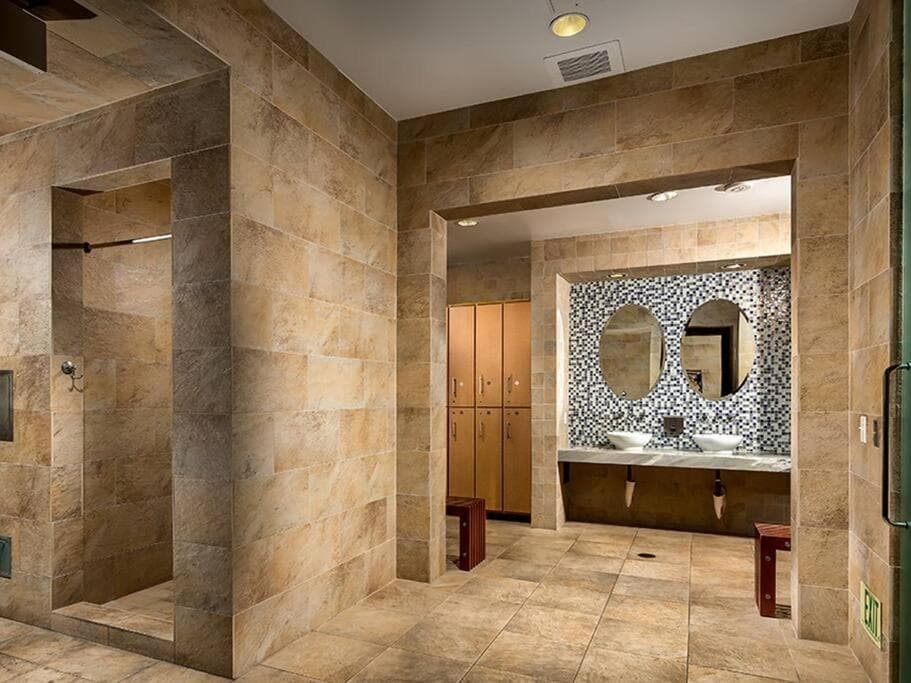 Cozy 2 Bedroom 2 Bathroom Condo with Pool, Gym, Spa property views in Los Angeles, CA — gallery photo 3