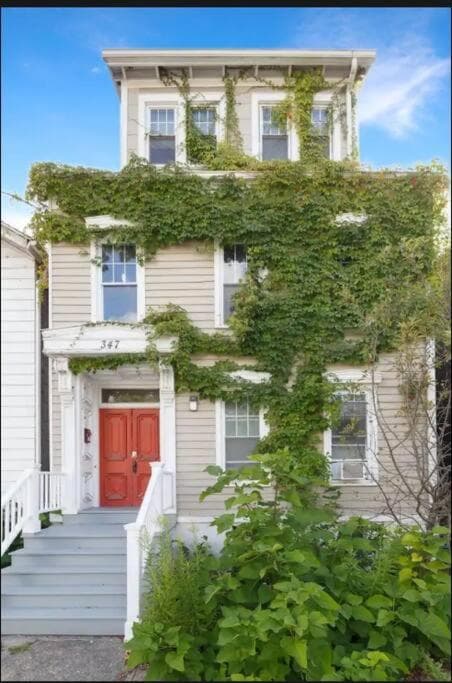 La Maison Hudson Charming 1BR In Prime Location featured exterior or lobby in Hudson, NY — similar hotel