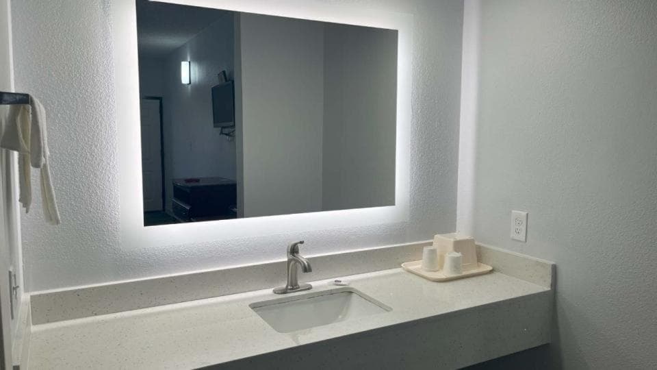 motel 6 interior in Cleveland, MS — gallery photo 2