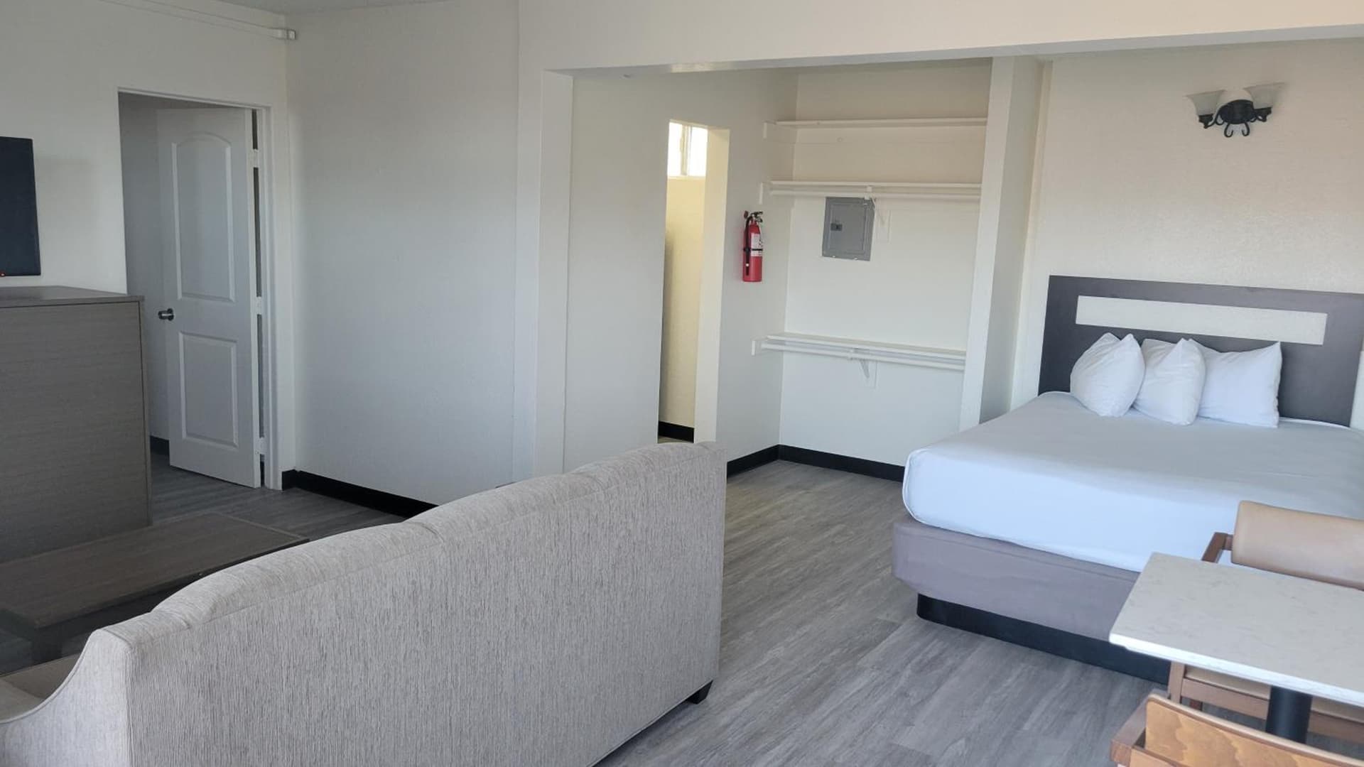 MC Pacific Inn & Suites Torrance interior in Torrance, CA — gallery photo 2