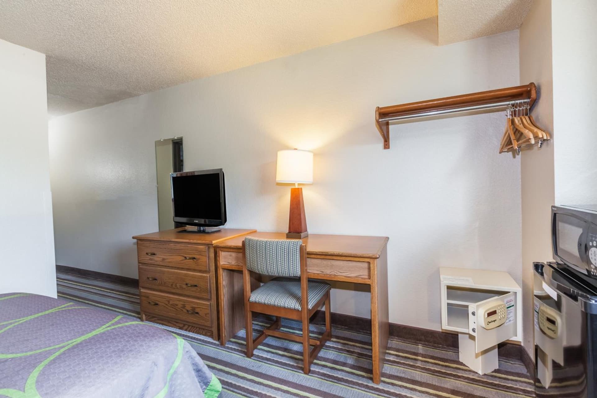 Super 8 by Wyndham Dunbar/Charleston Area gallery photo in Charleston, WV — image 14