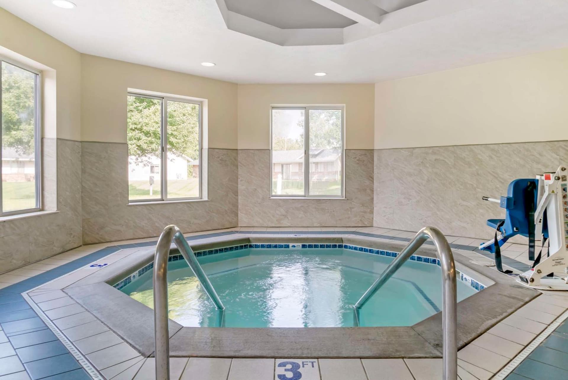 Best Western Beacon Inn interior in Grand Haven, MI — gallery photo 2
