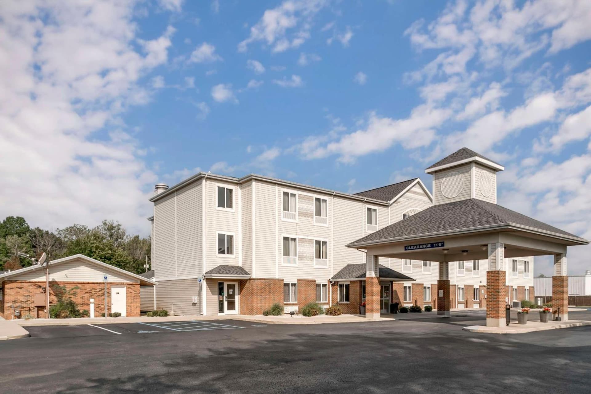 Best Western Beacon Inn featured exterior or lobby in Grand Haven, MI — similar hotel