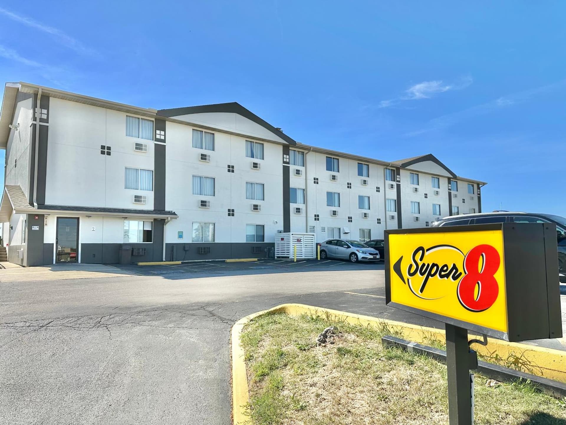 Super 8 by Wyndham Bloomington Normal gallery photo in Bloomington, IL — image 6