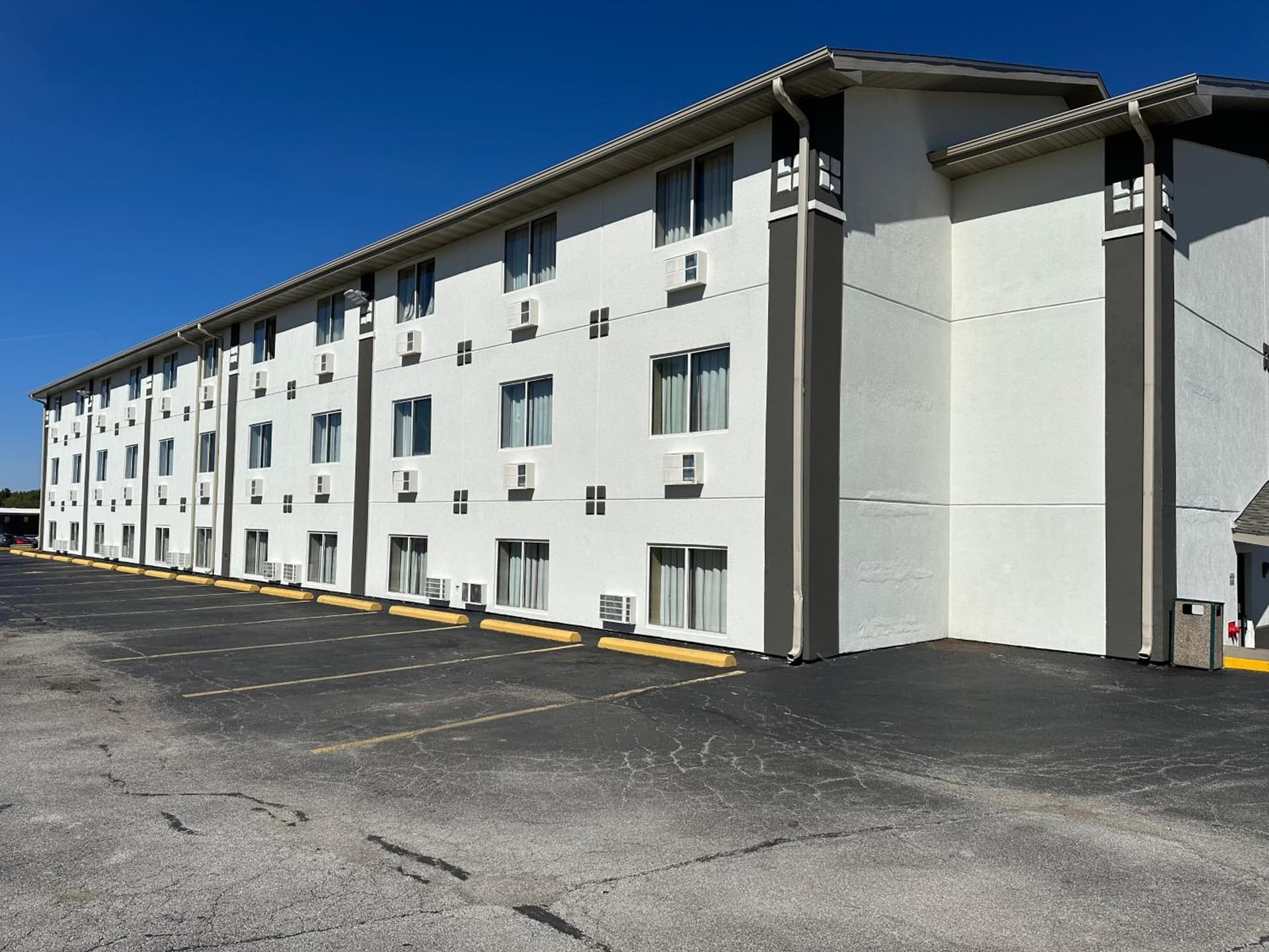 Super 8 by Wyndham Bloomington Normal gallery photo in Bloomington, IL — image 26