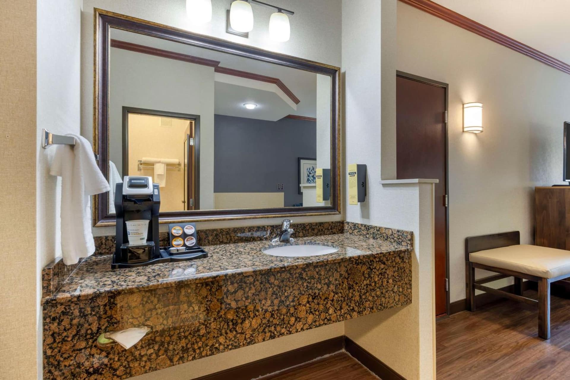 Best Western Plus Northwind Inn & Suites property views in Tigard, OR — gallery photo 3