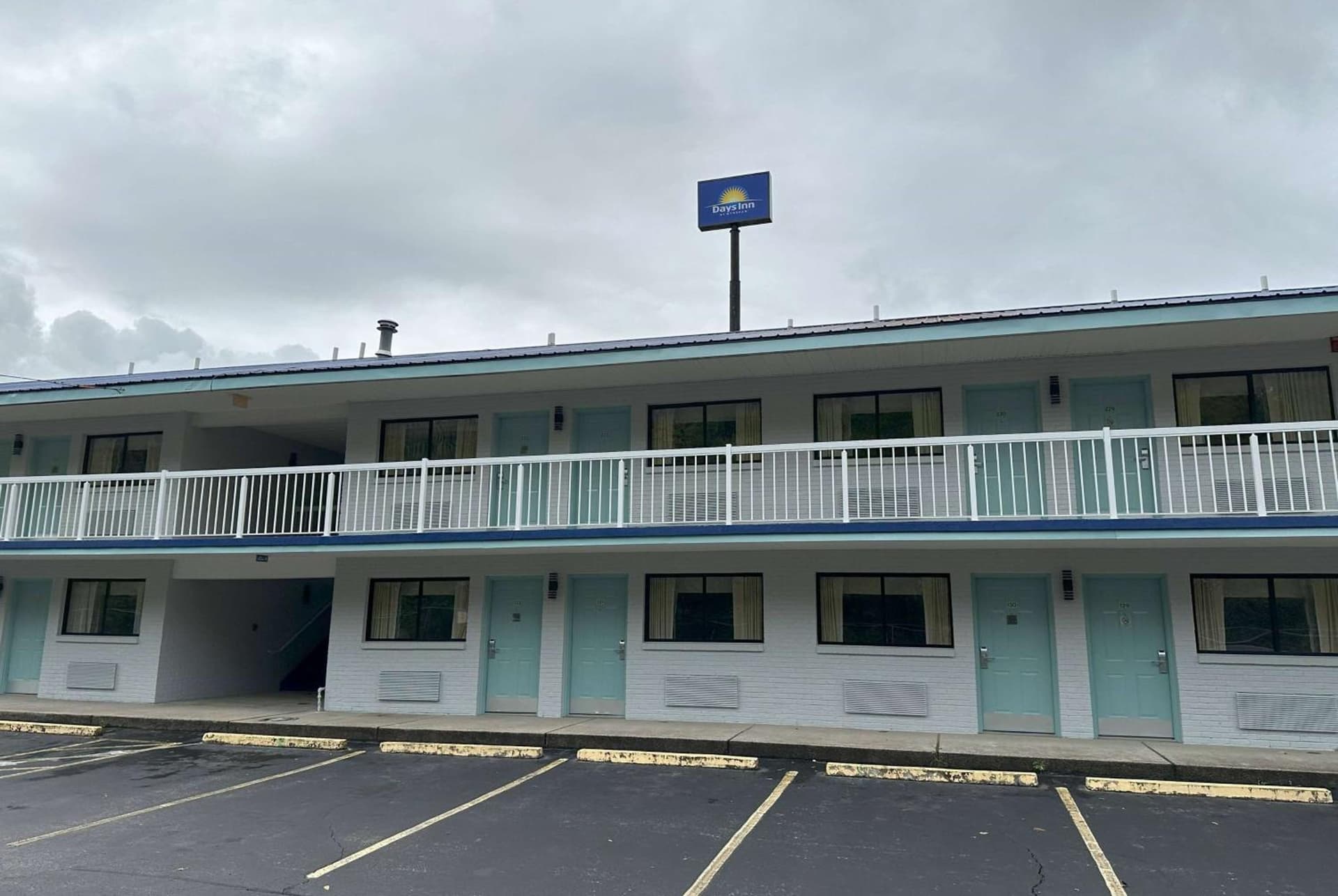 Days Inn by Wyndham Renfro Valley Mount Vernon property views in Mount Vernon, KY — gallery photo 3