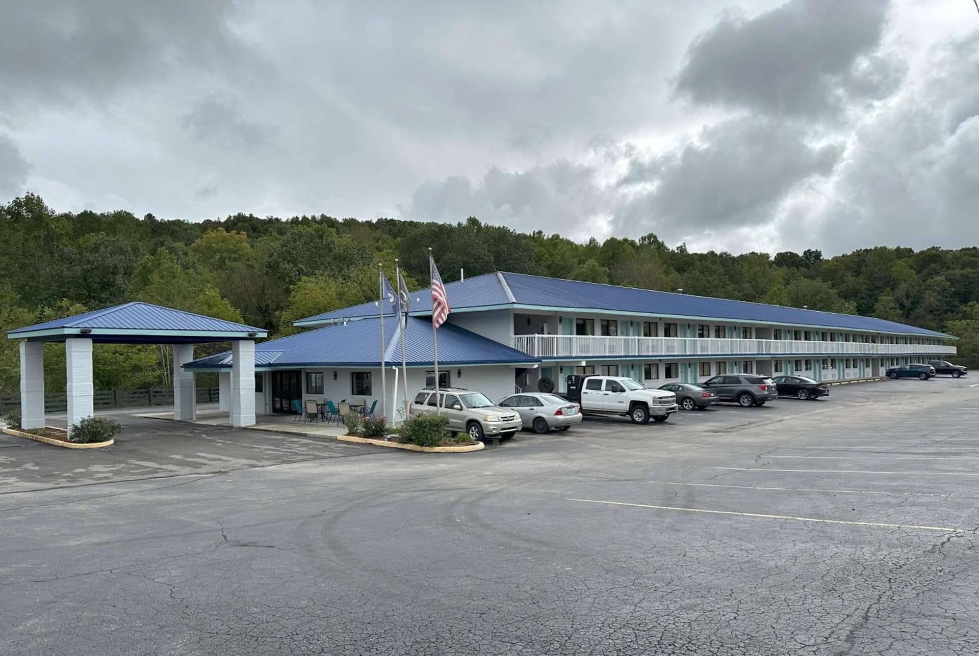 Days Inn by Wyndham Renfro Valley Mount Vernon interior in Mount Vernon, KY — gallery photo 2