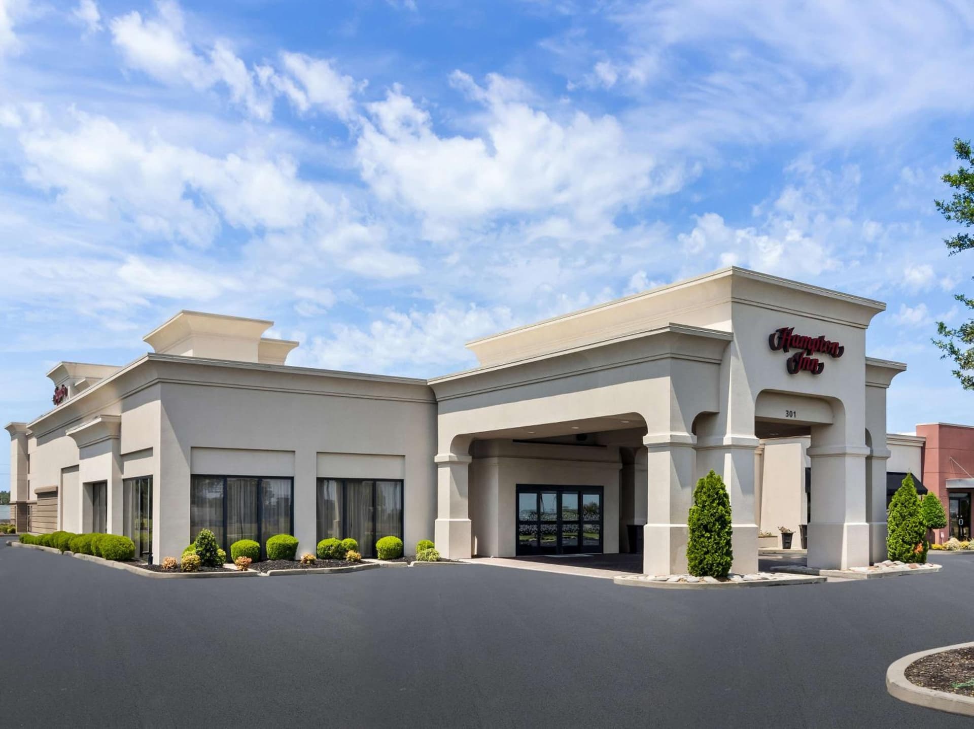 Hampton Inn Blytheville interior in Blytheville, AR — gallery photo 2